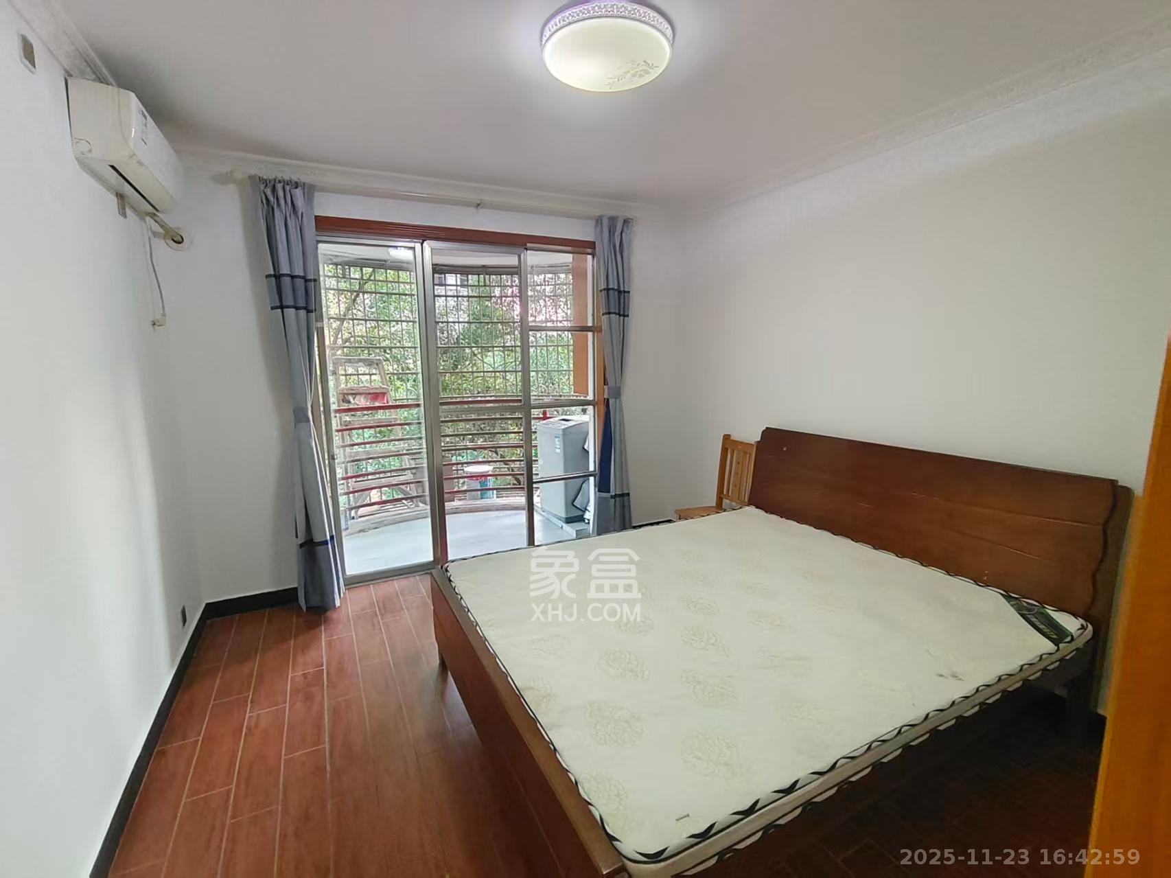 莲湖汽车饰品城（莲湖公寓）  1室2厅1卫    1600.0元/月室内图