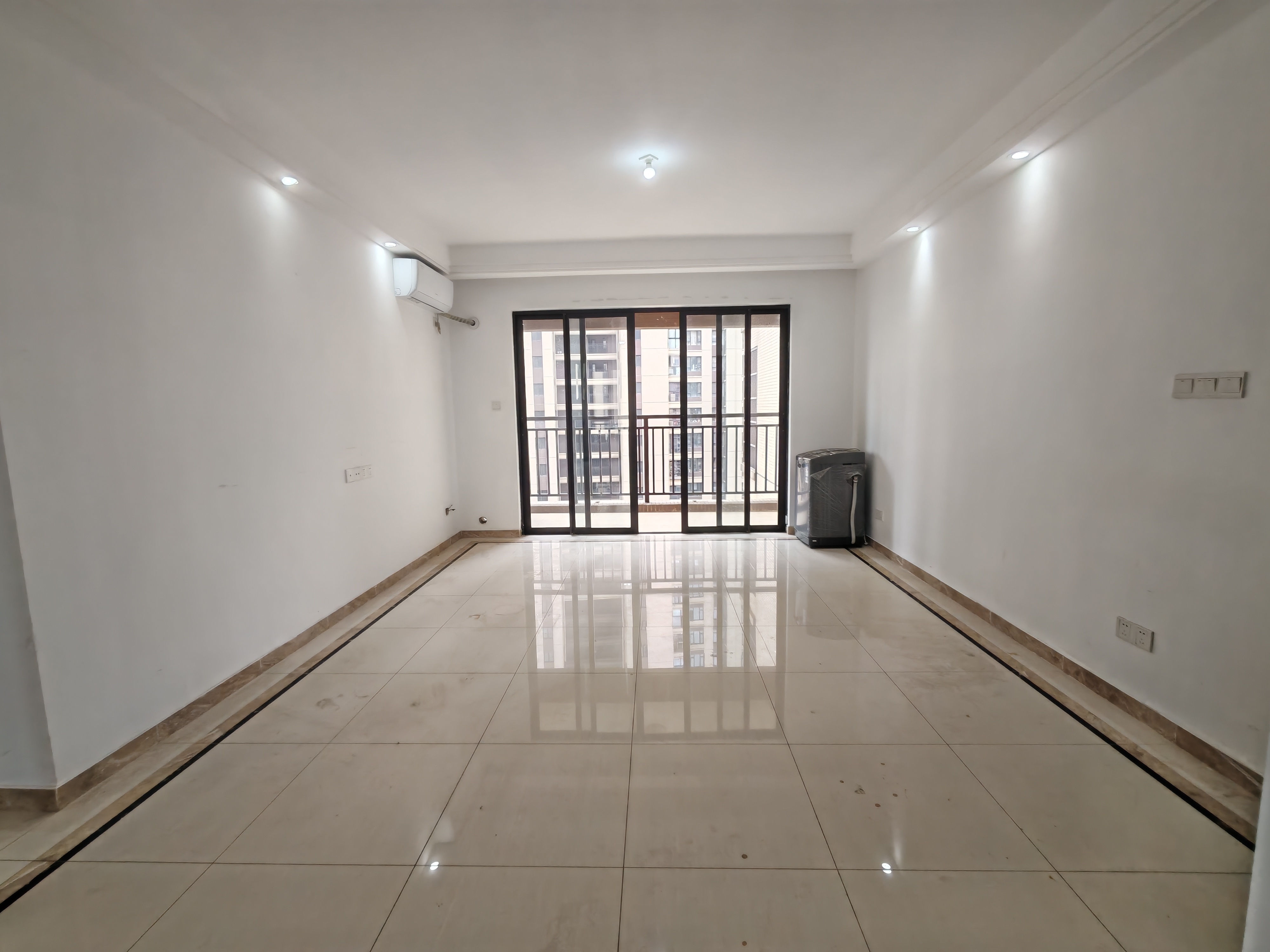 中海锦城  4室2厅2卫    4000.0元/月室内图1