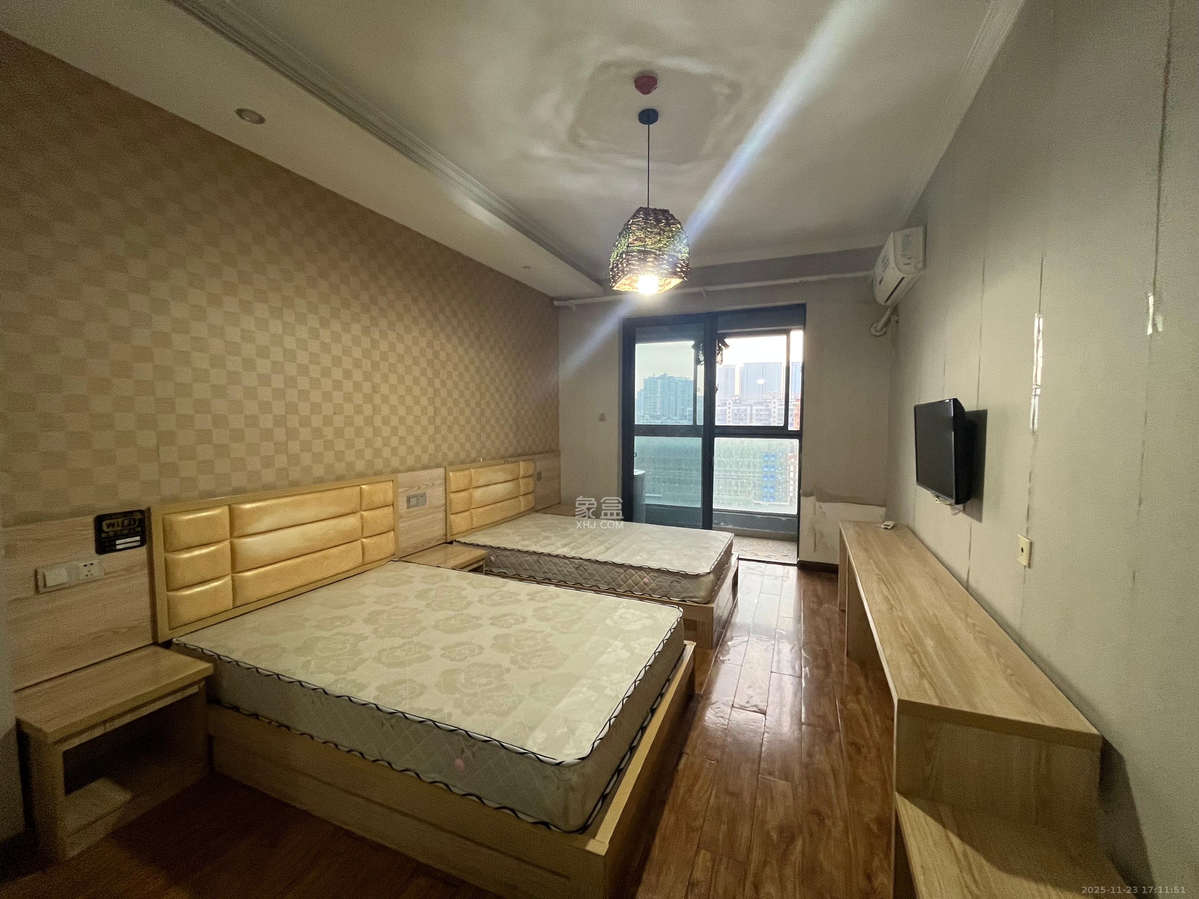 绿地中央广场  1室1厅1卫    1400.0元/月