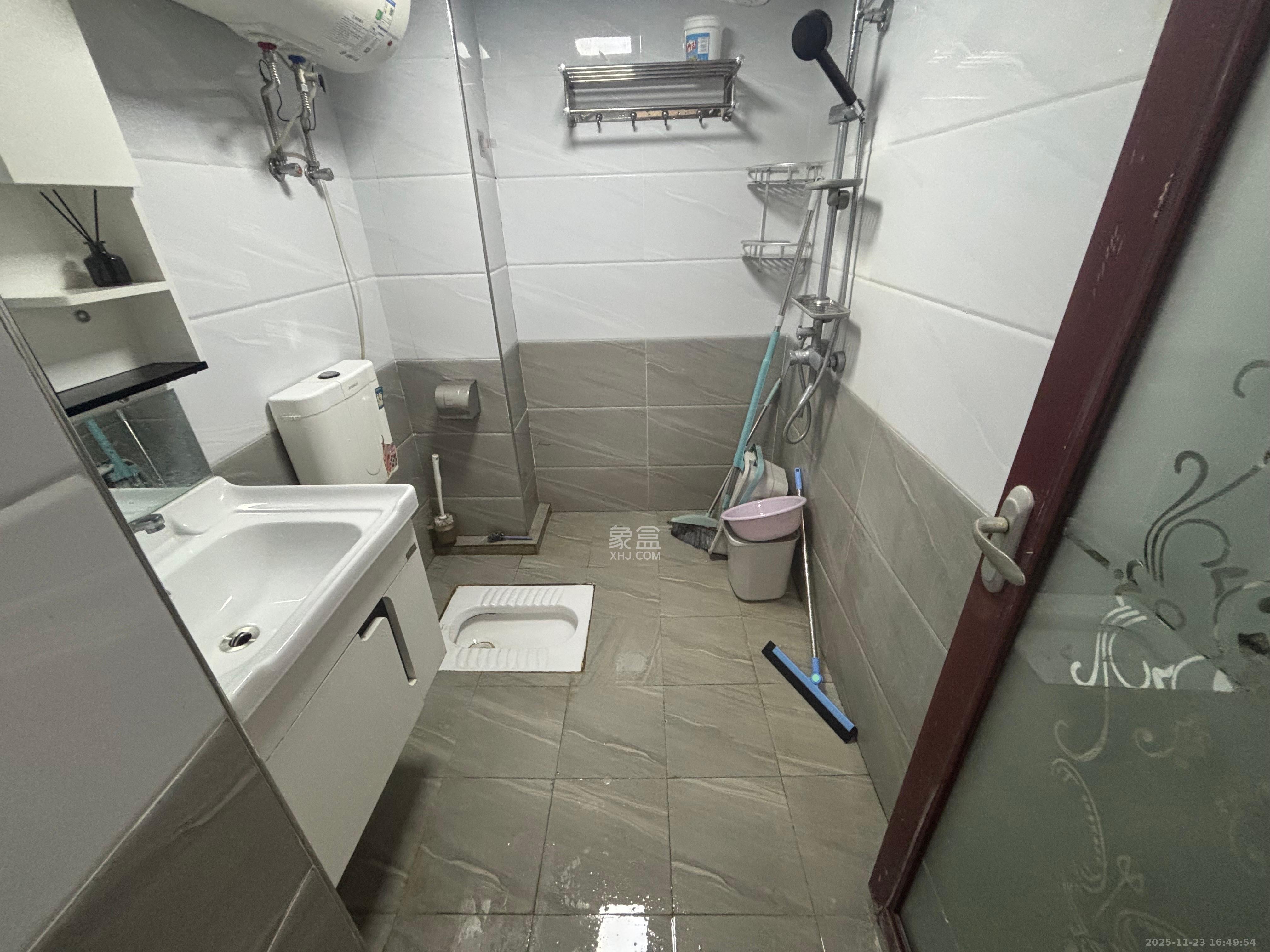 中交里城  1室1厅1卫    1500.0元/月室内图