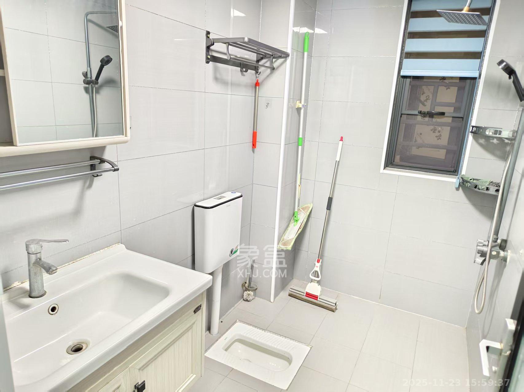 蓝光雍锦半岛  3室2厅2卫    2400.0元/月室内图