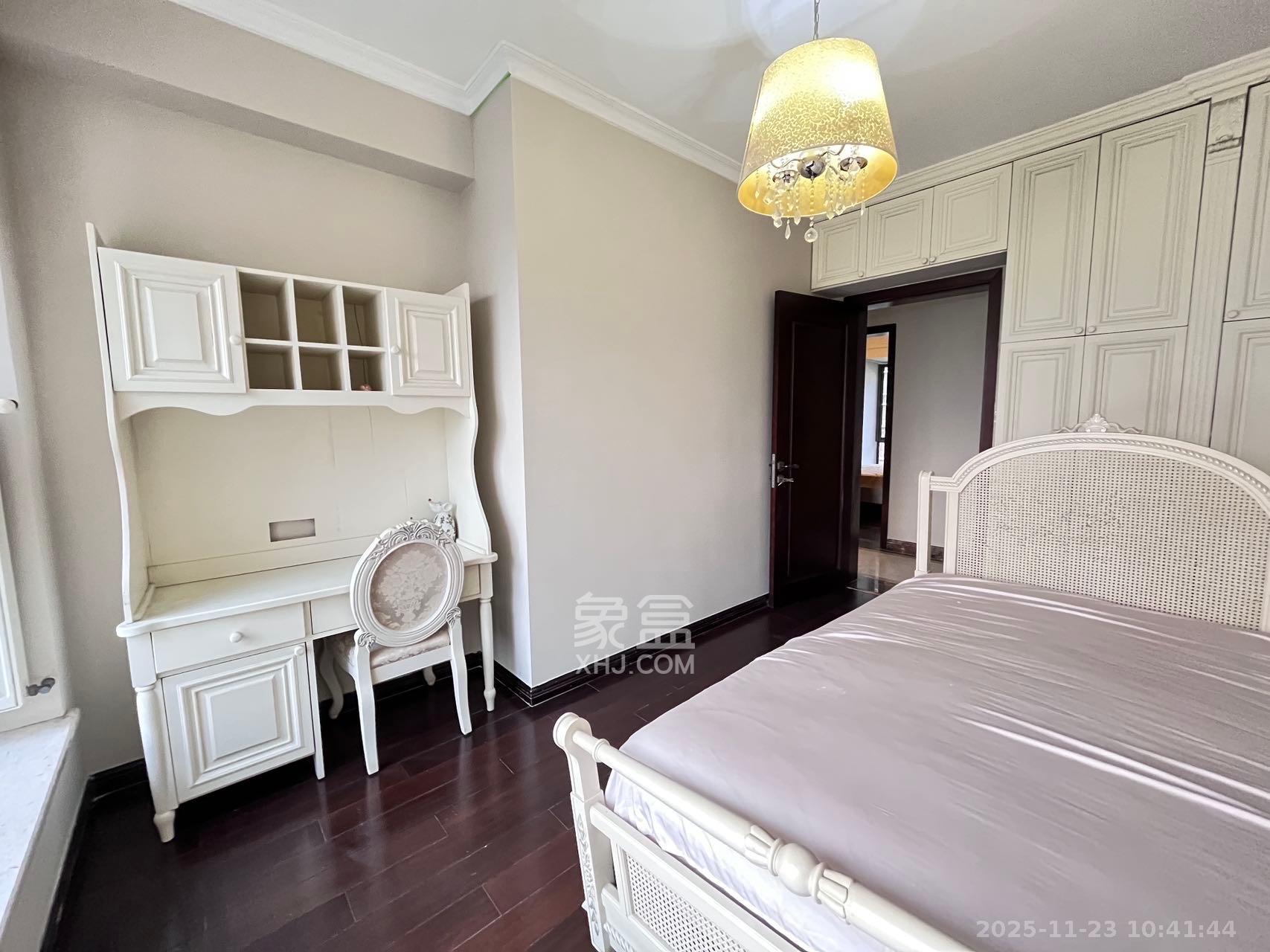 藏珑湖上国际花园  4室2厅2卫    5000.0元/月室内图