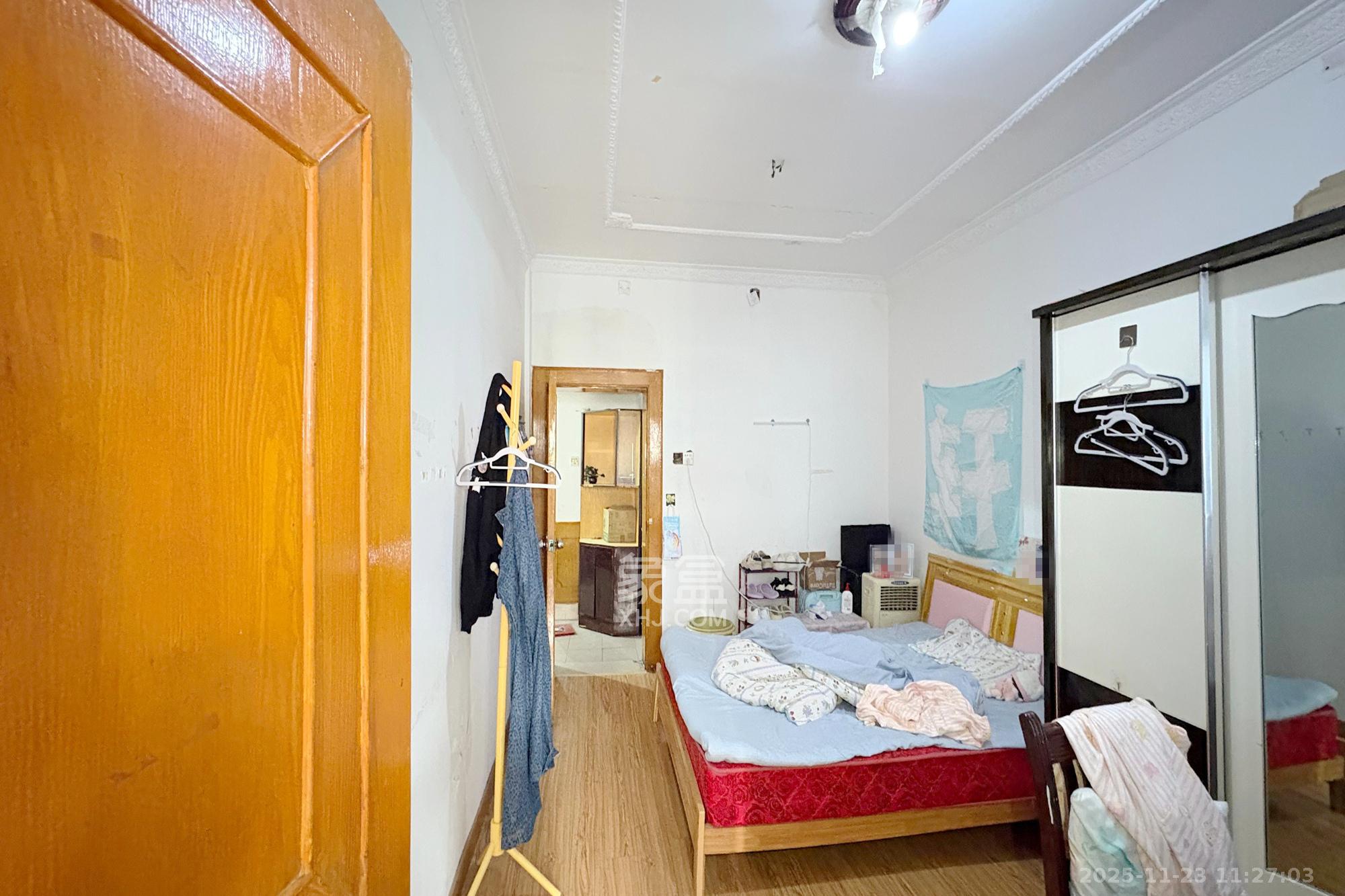 复兴街(陈家巷)散盘 2室2厅1卫 56.0万 复兴街(陈家巷)散盘 2室2厅1卫 56.0万卧室