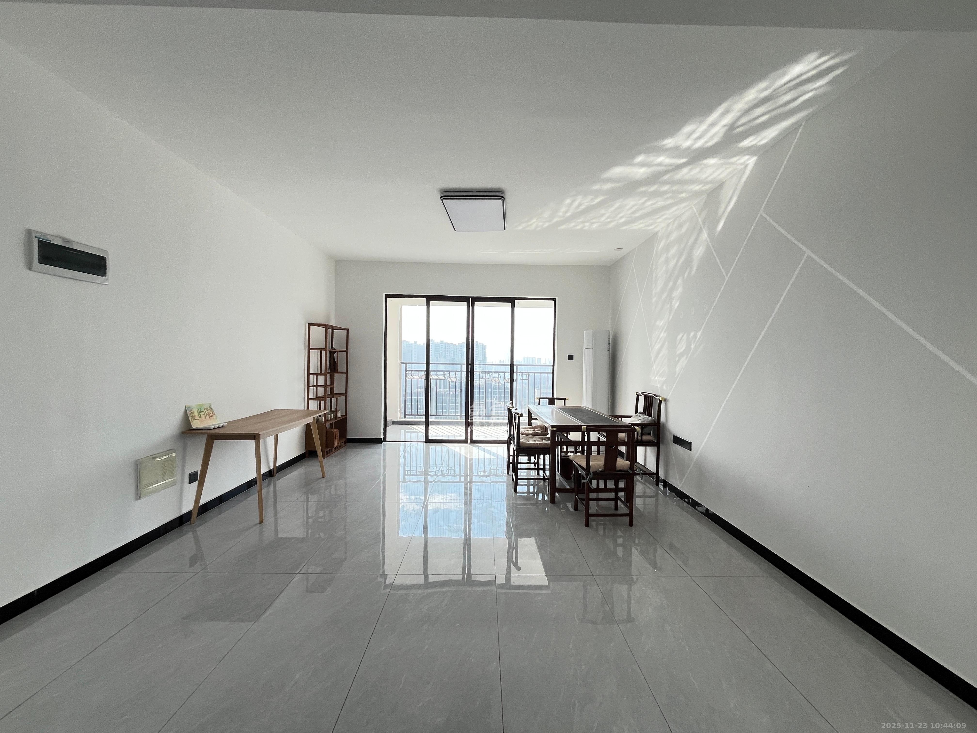 艺源颂雅小区（719街区）  4室2厅2卫    2500.0元/月室内图