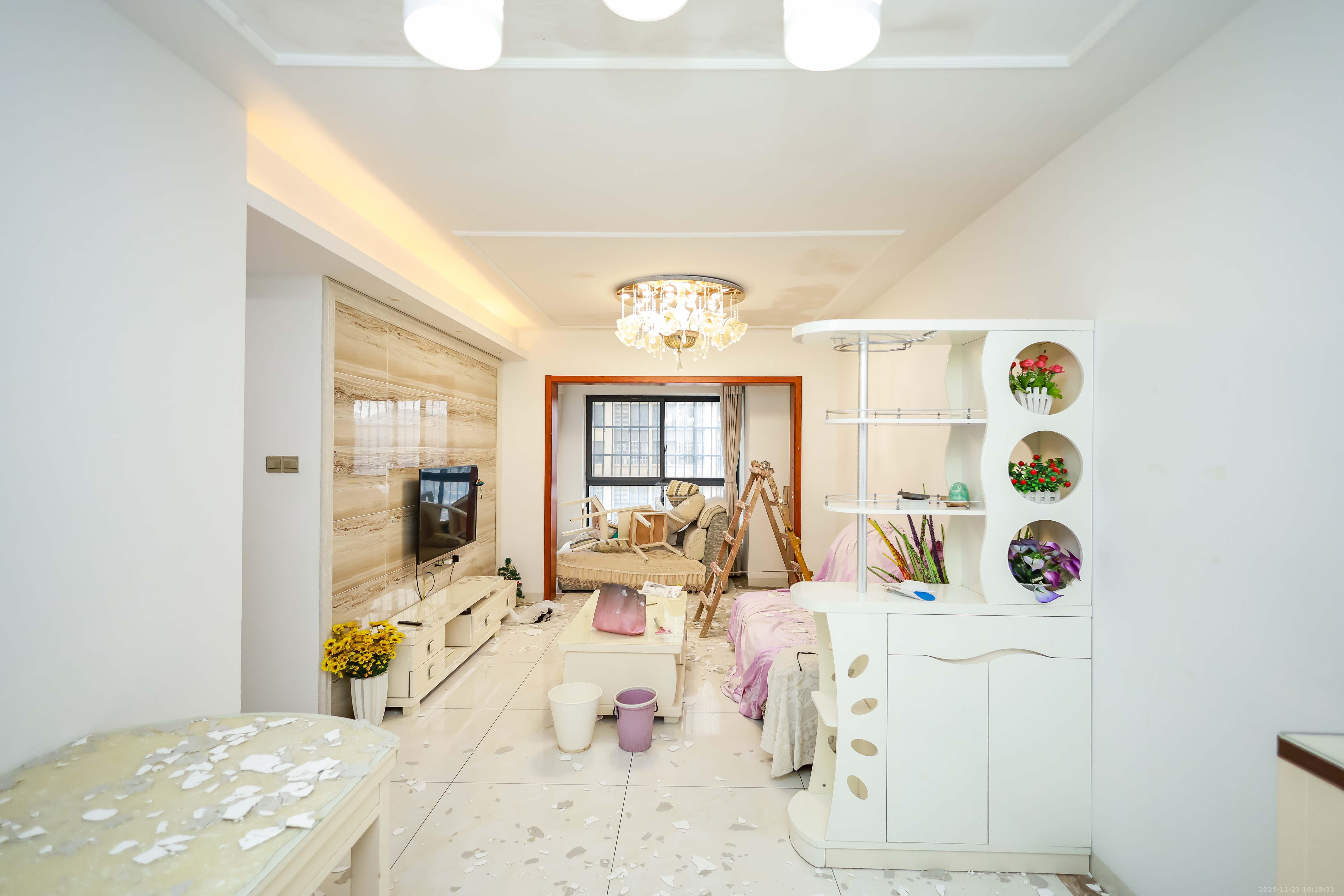 天麓尚层  3室2厅1卫    2250.0元/月