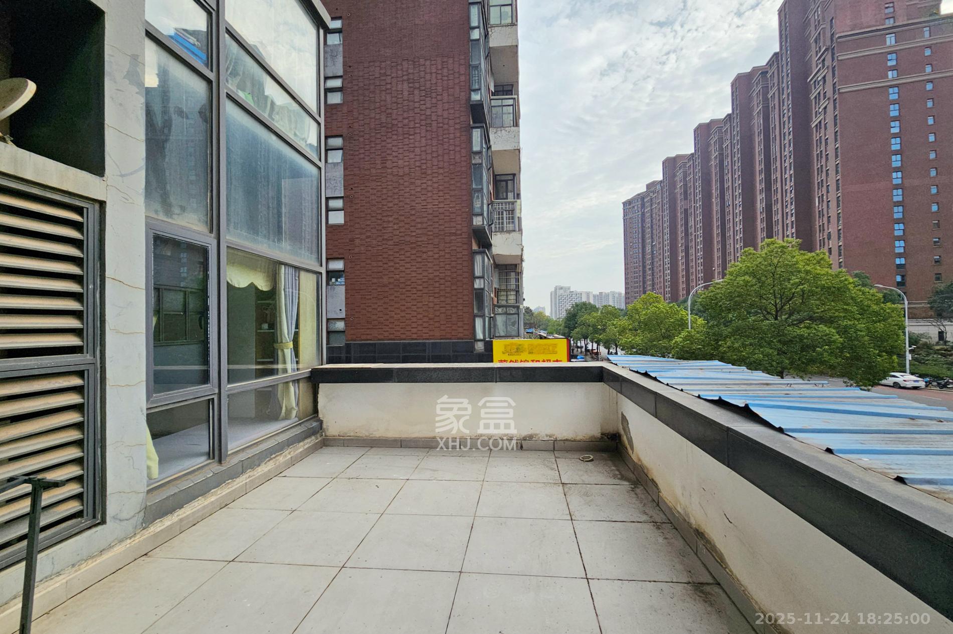 茂华国际湘 3室2厅2卫 150.0万 茂华国际湘 3室2厅2卫 150.0万阳台