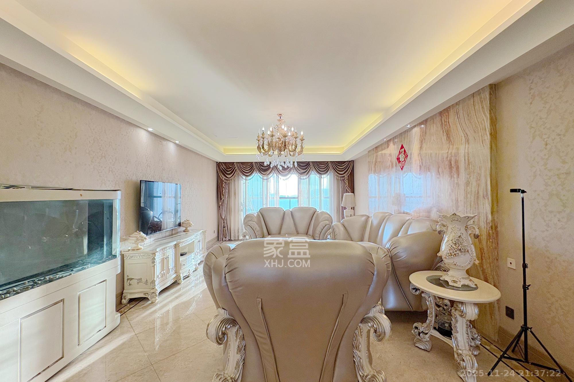 华远华中心  4室2厅5卫    600.0万客厅