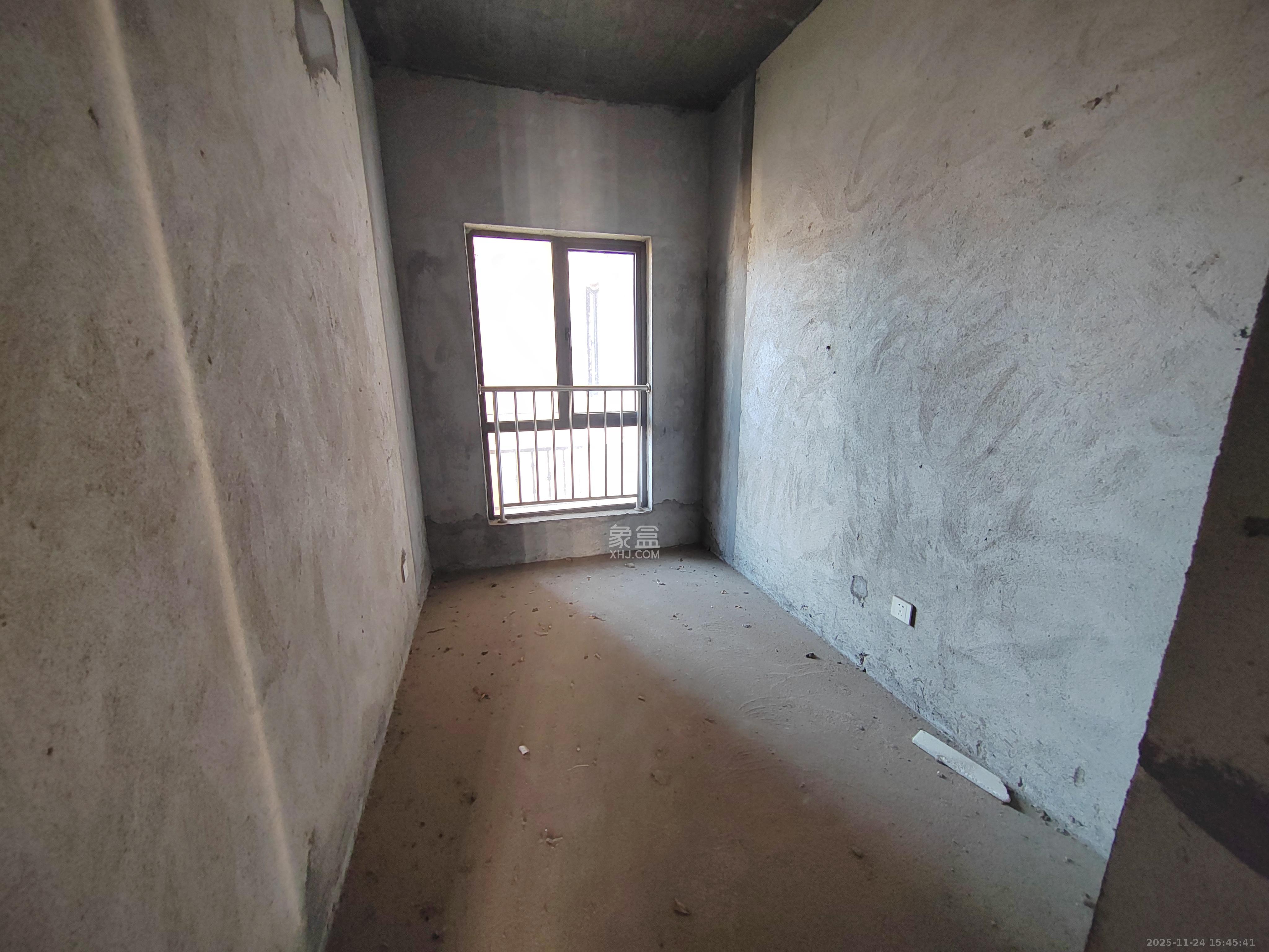 金侨城 4室2厅2卫 45.8万 金侨城 4室2厅2卫 45.8万客厅