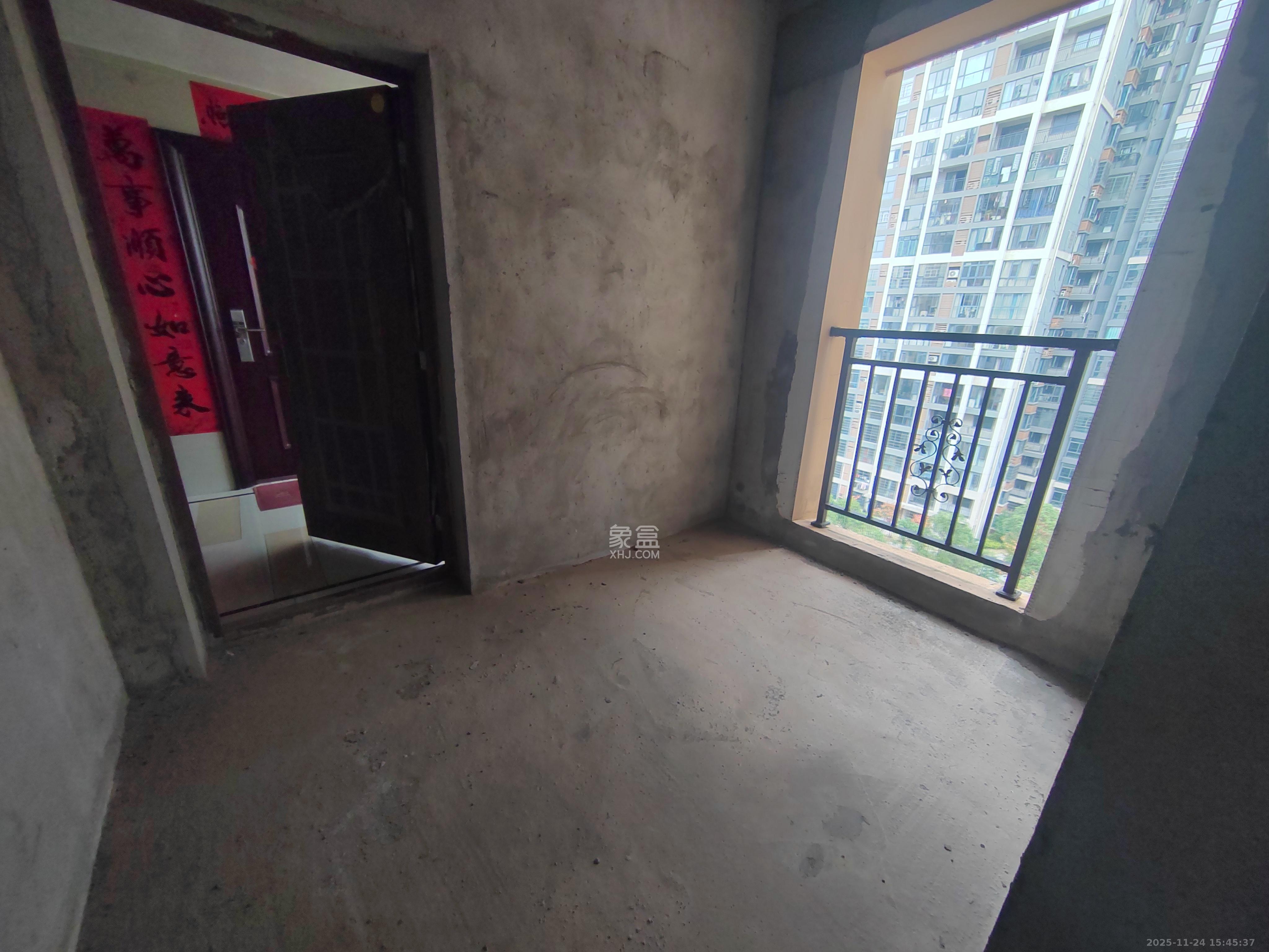 金侨城 4室2厅2卫 45.8万 金侨城 4室2厅2卫 45.8万客厅