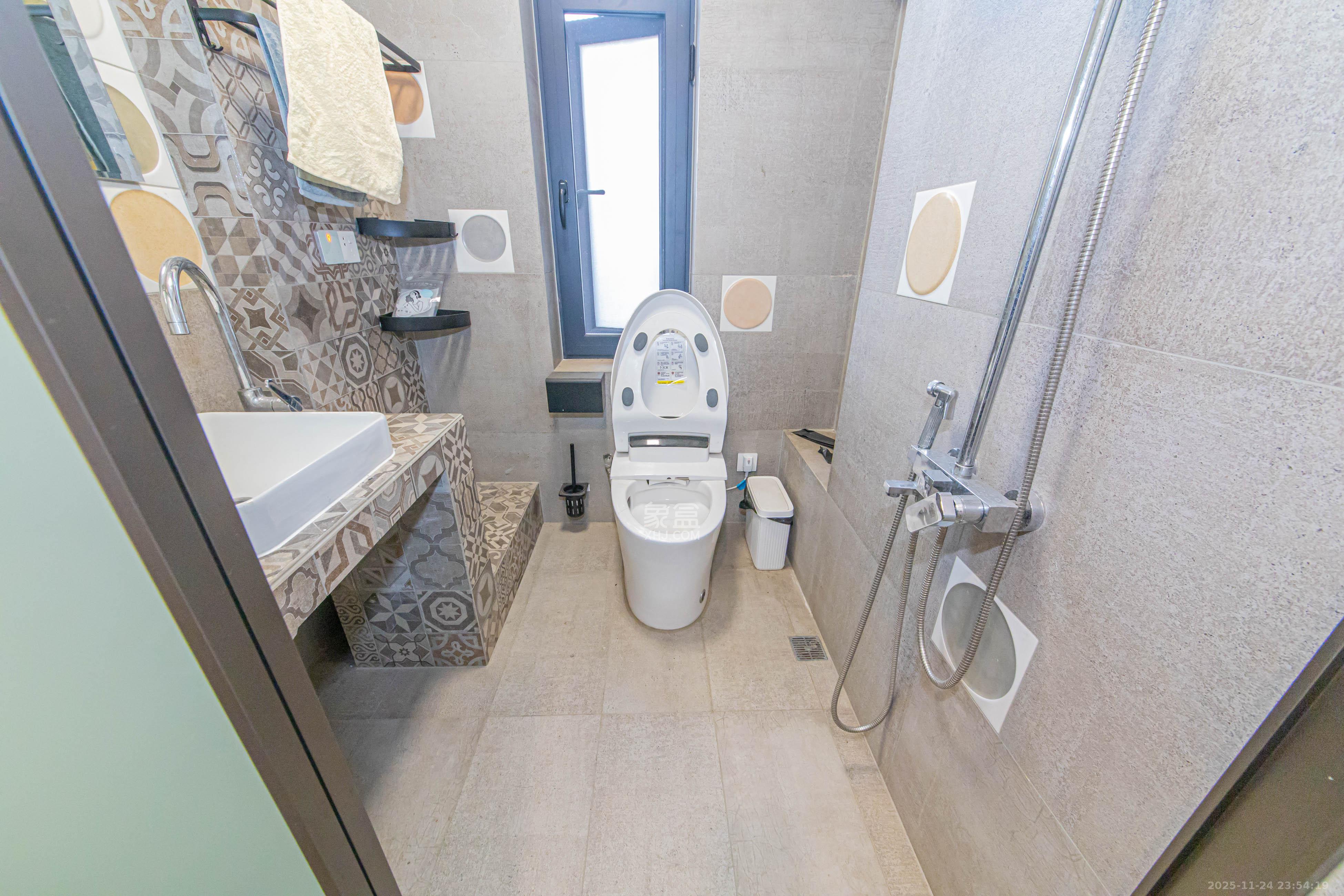 中建芙蓉和苑 6室2厅4卫 468.0万 中建芙蓉和苑 6室2厅4卫 468.0万卫生间