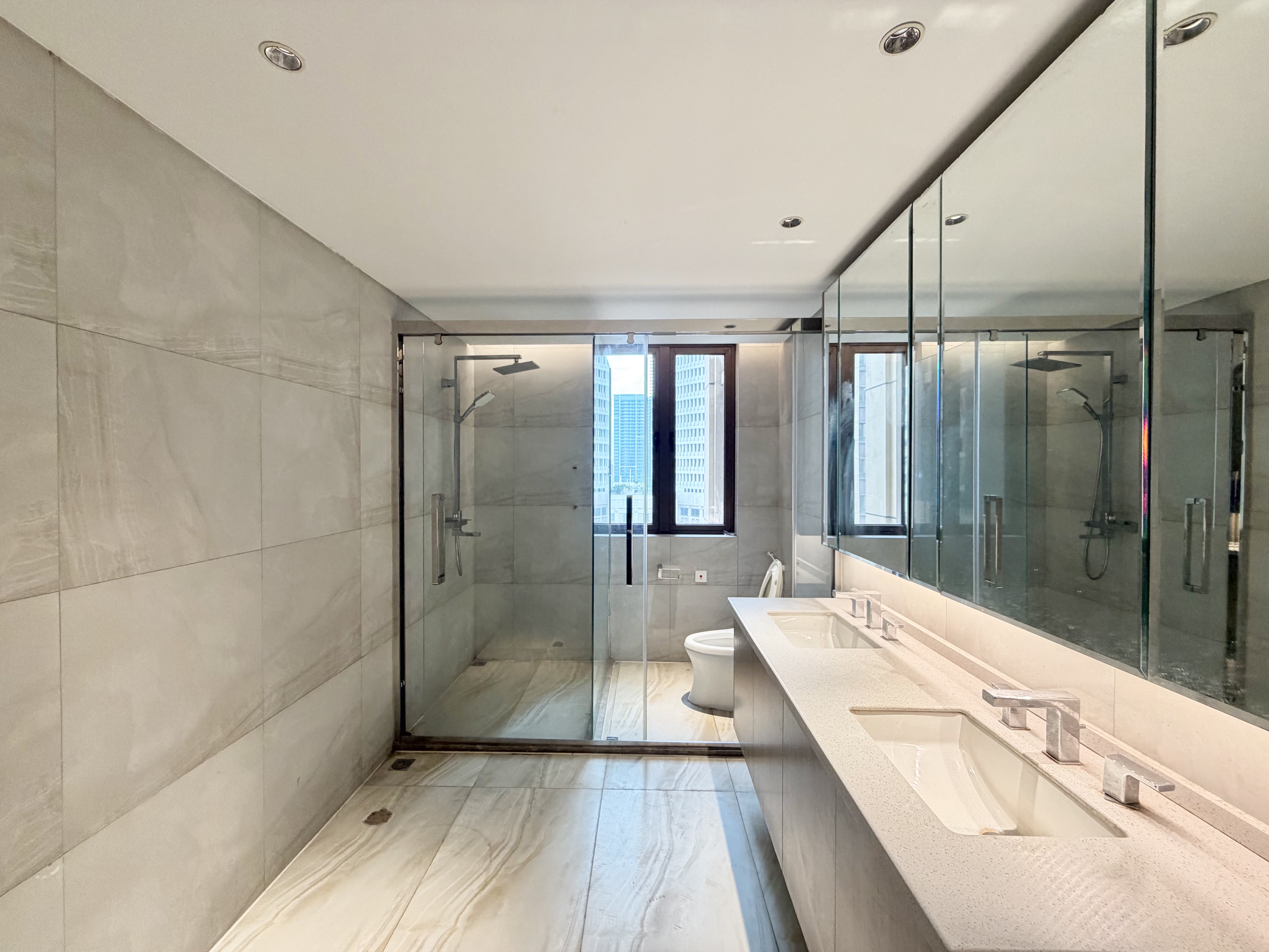 海航豪庭北苑 5室2厅3卫 520.0万 海航豪庭北苑 5室2厅3卫 520.0万客厅