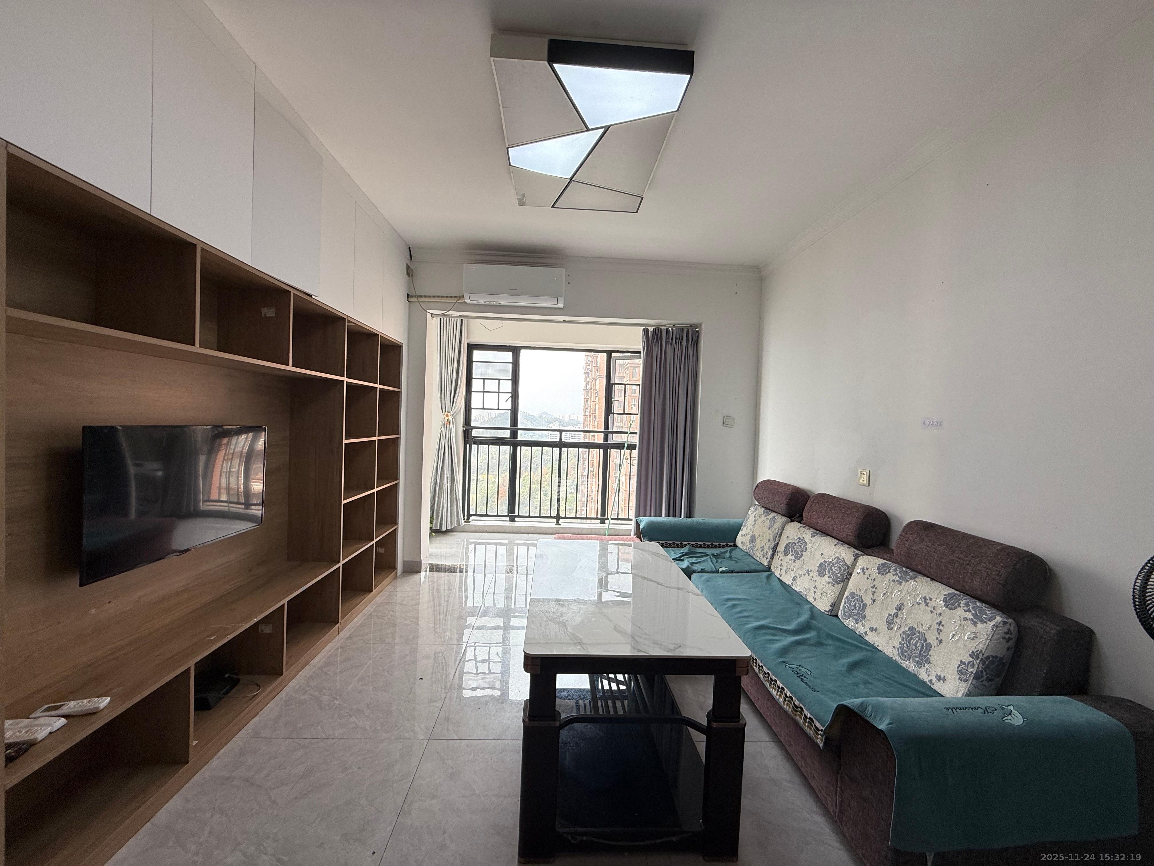 荣泰广场  3室2厅1卫    2300.0元/月