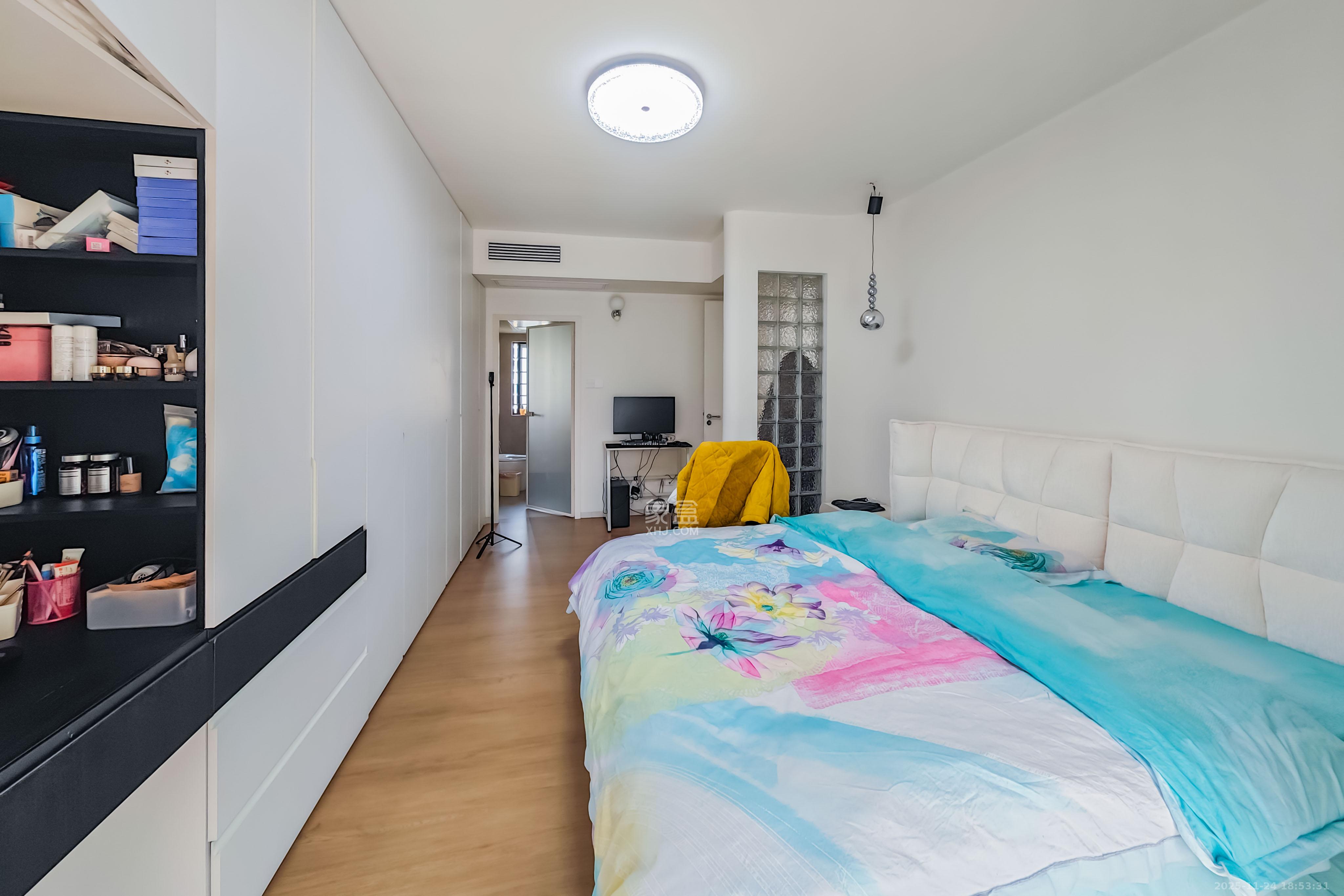 平吉上府 4室2厅2卫 220.0万 平吉上府 4室2厅2卫 220.0万卧室