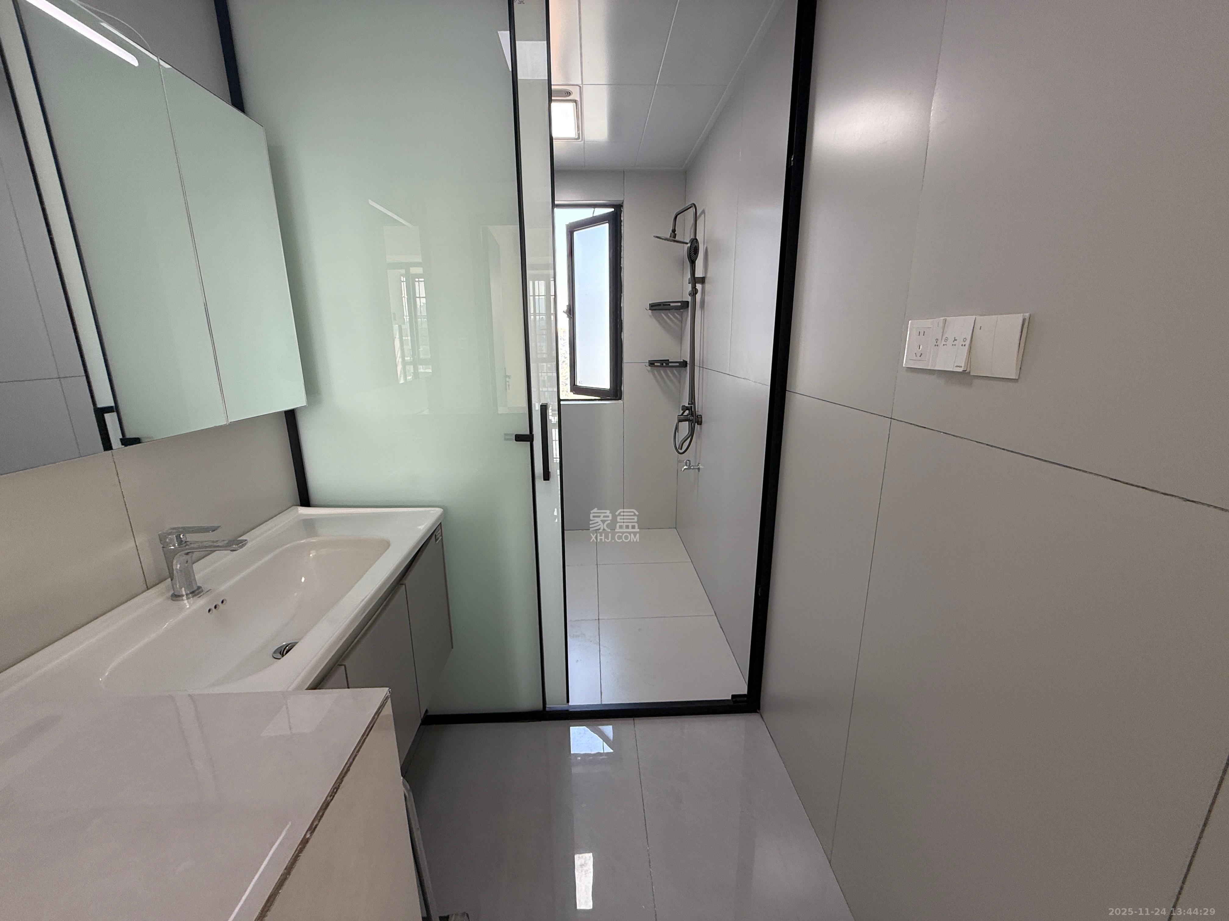 谷山景苑 3室2厅2卫 2000.0元/月 谷山景苑 3室2厅2卫 2000.0元/月室内图