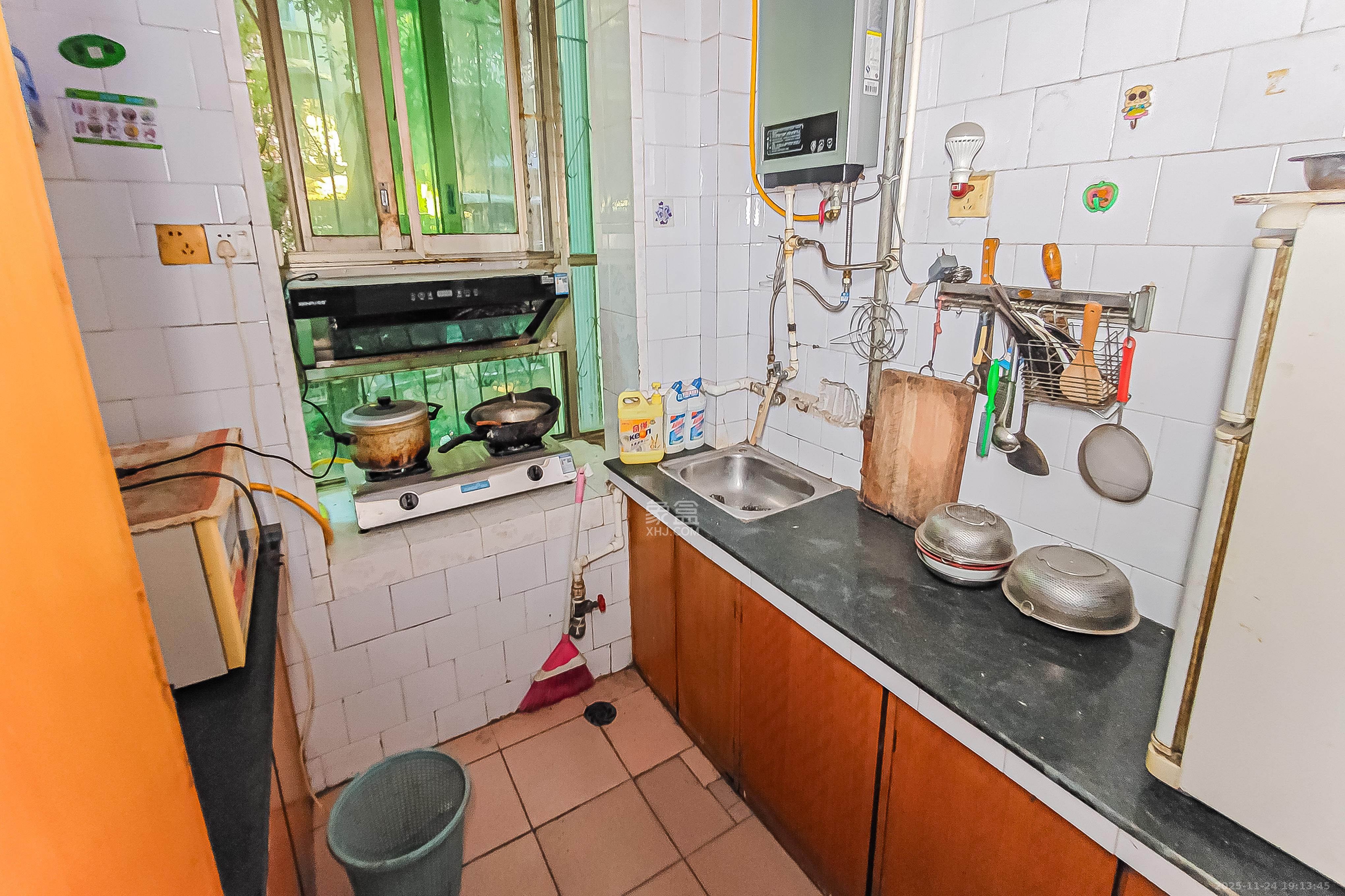 测绘小区  2室1厅1卫    43.8万厨房