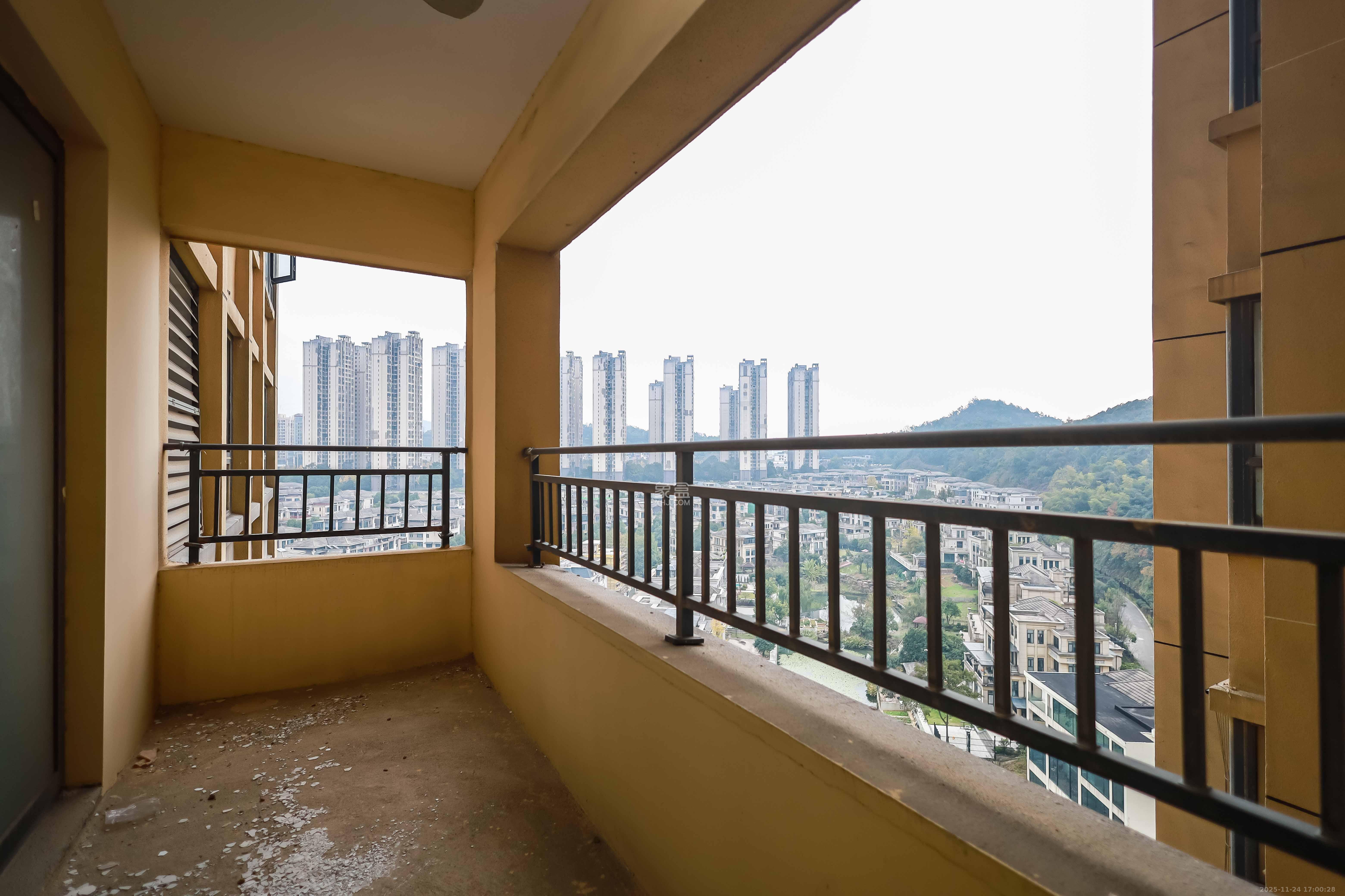 天麓尚层  4室2厅2卫    90.0万阳台