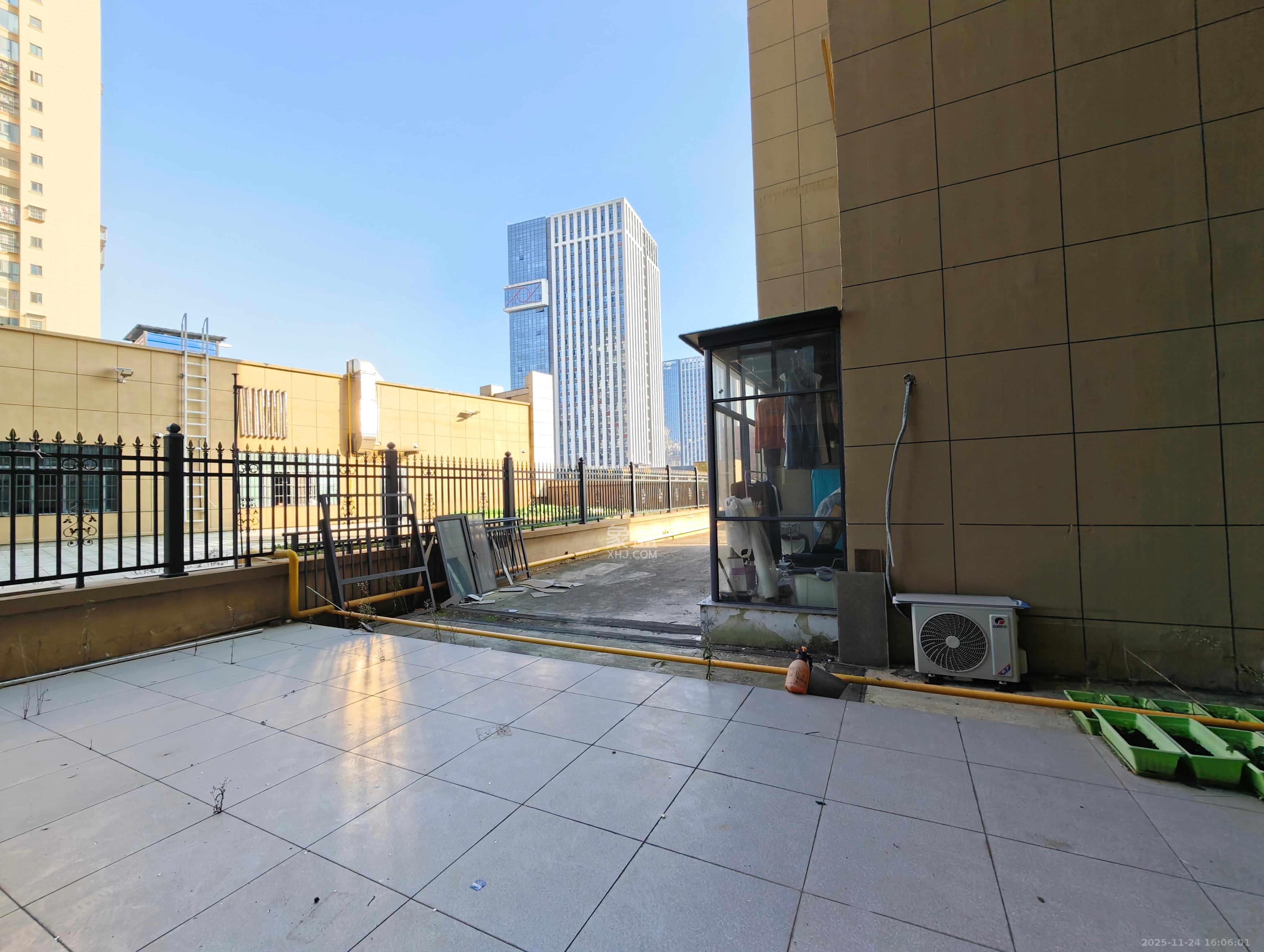 荣盛岳麓峰景 3室2厅2卫 2200.0元/月 荣盛岳麓峰景 3室2厅2卫 2200.0元/月室内图