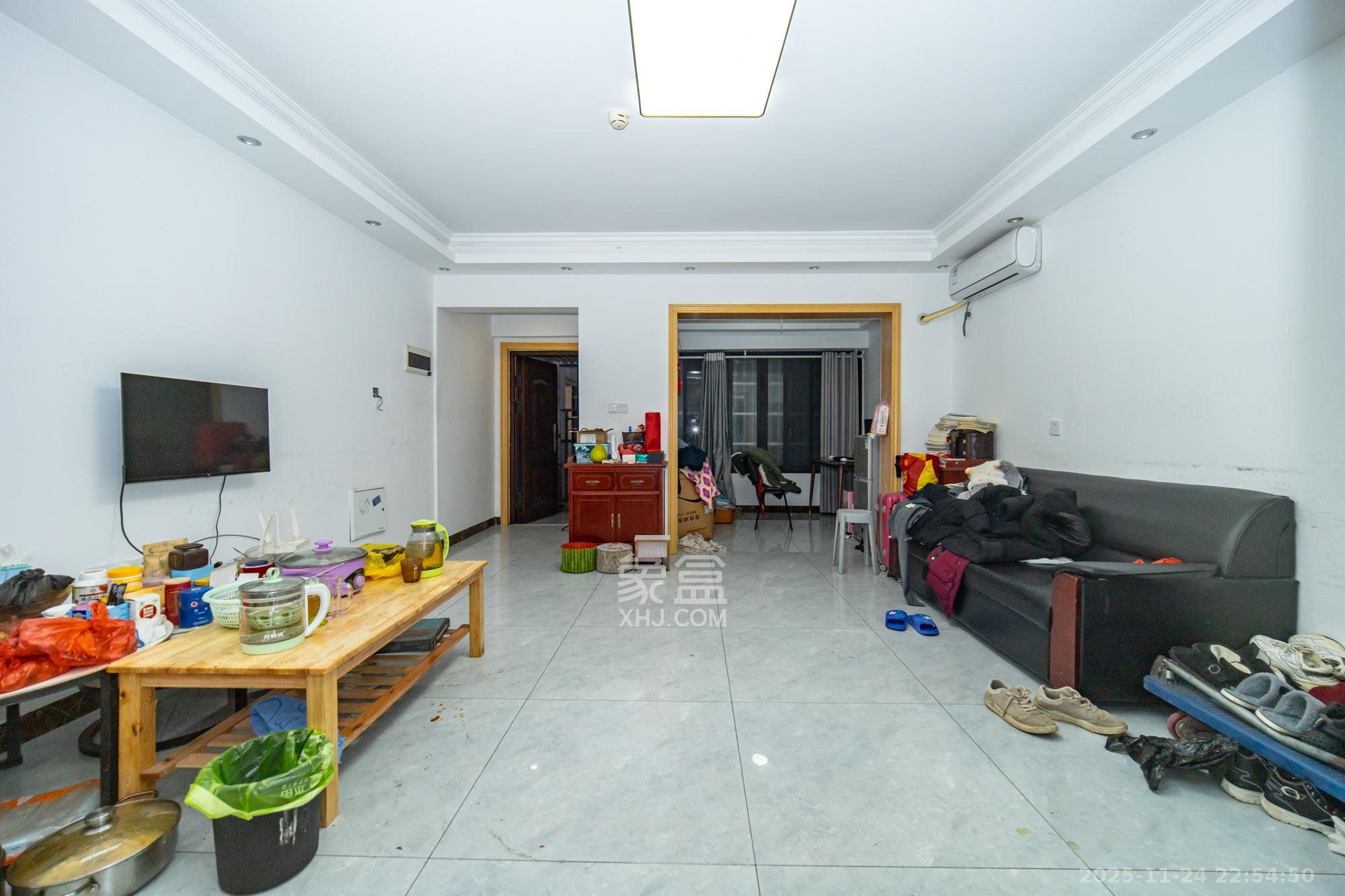 新长海广场 1室2厅1卫 40.0万 新长海广场 1室2厅1卫 40.0万客厅