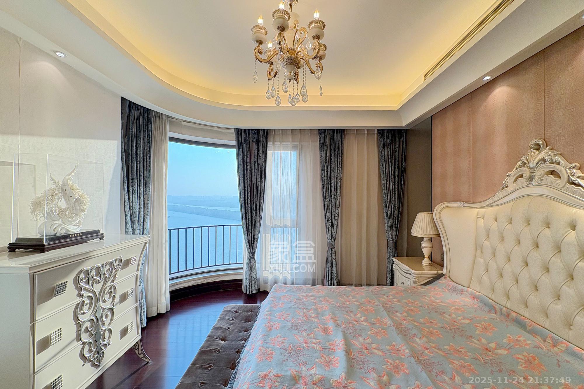 华远华中心  4室2厅5卫    600.0万卧室