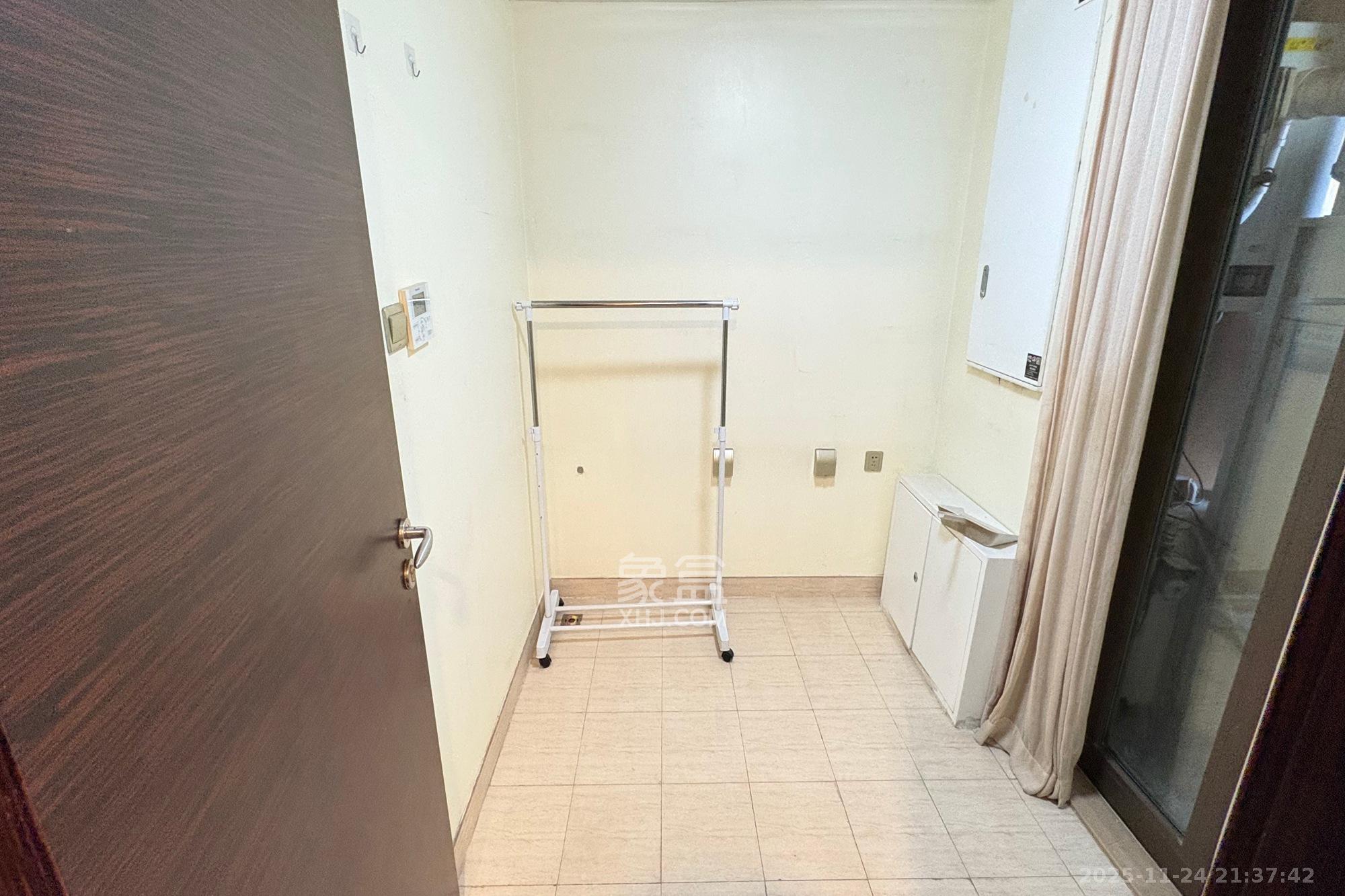 华远华中心  4室2厅5卫    600.0万卫生间