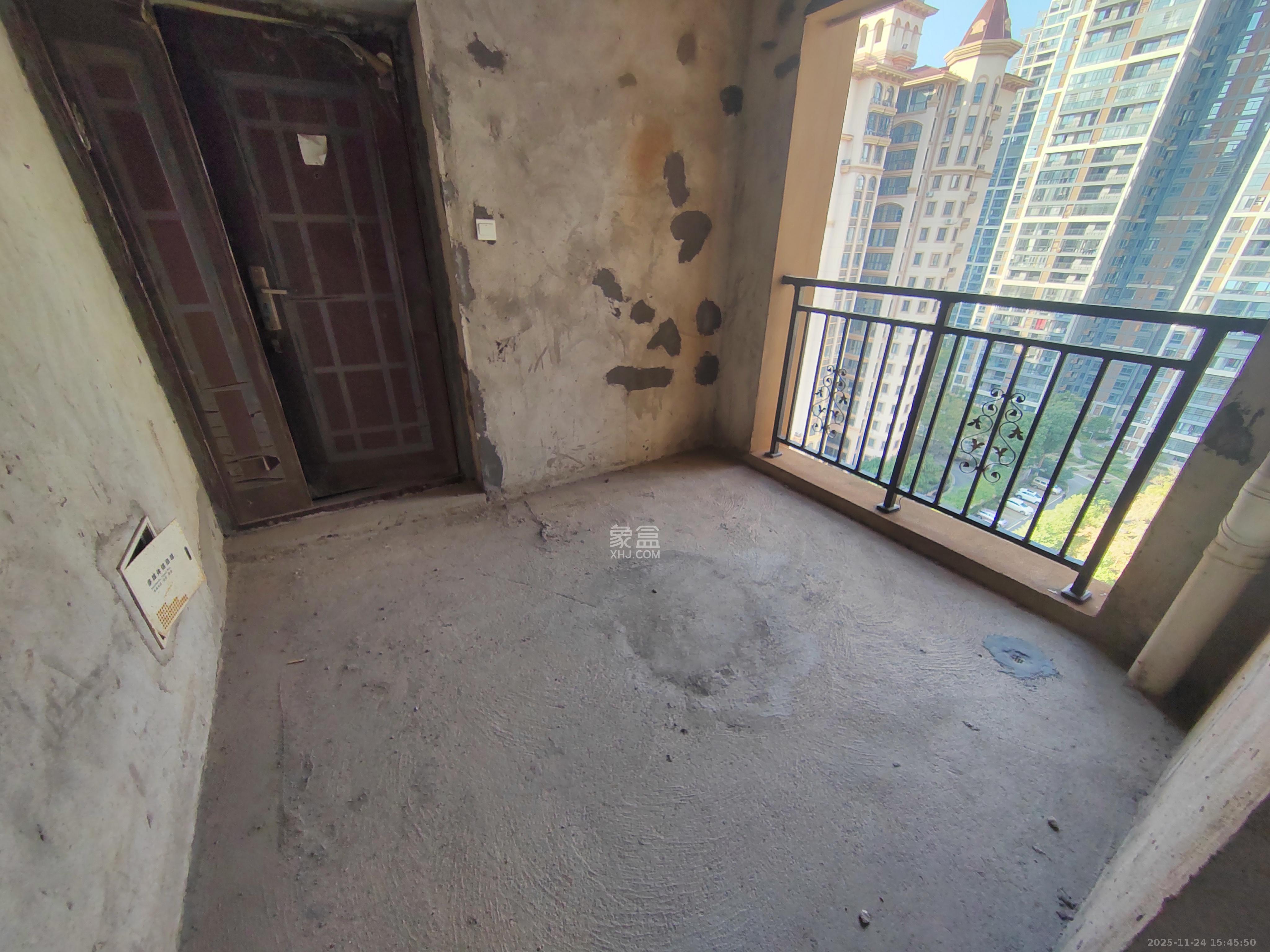 金侨城 4室2厅2卫 45.8万 金侨城 4室2厅2卫 45.8万客厅