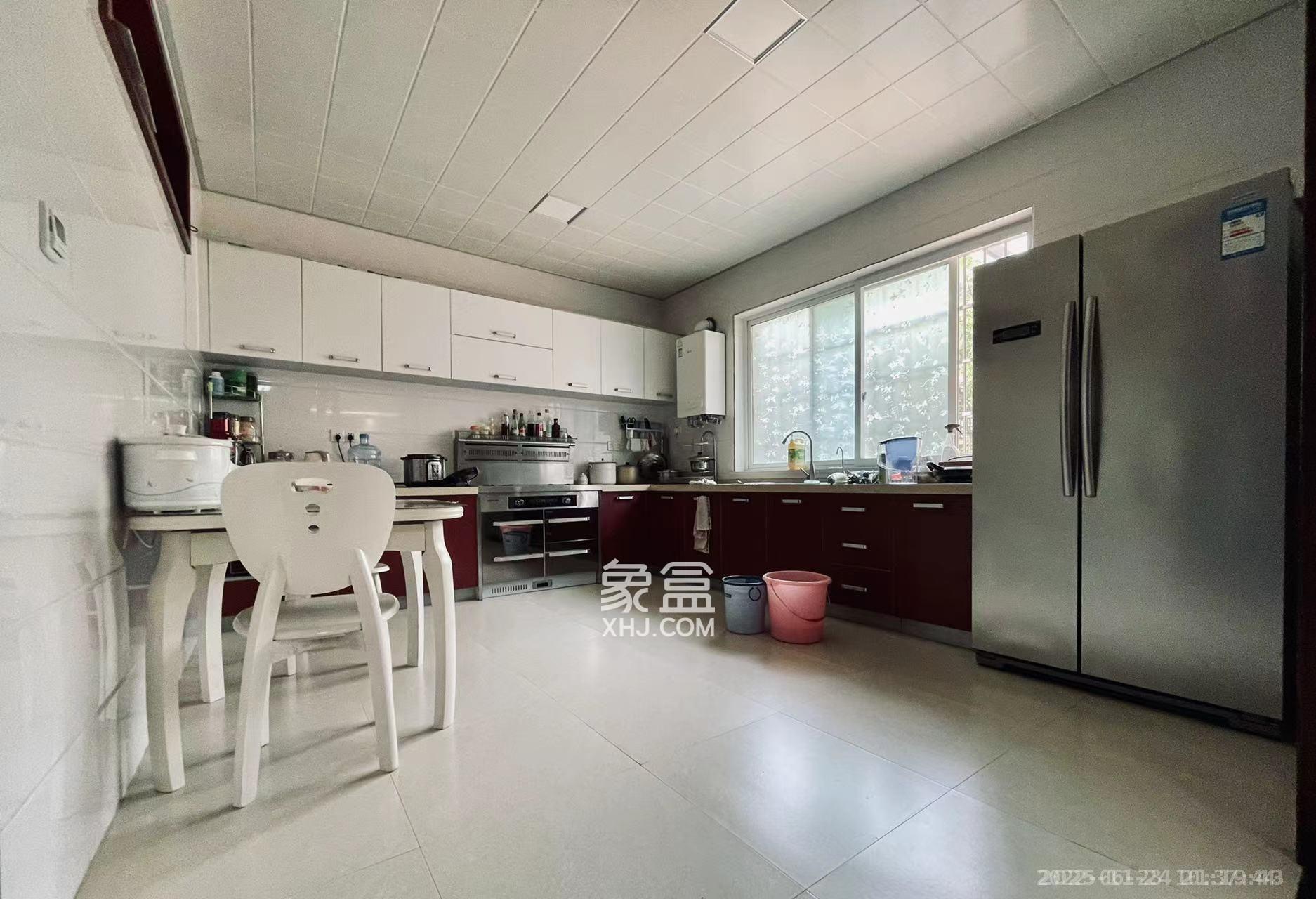 春满江南  4室2厅3卫    118.0万客厅