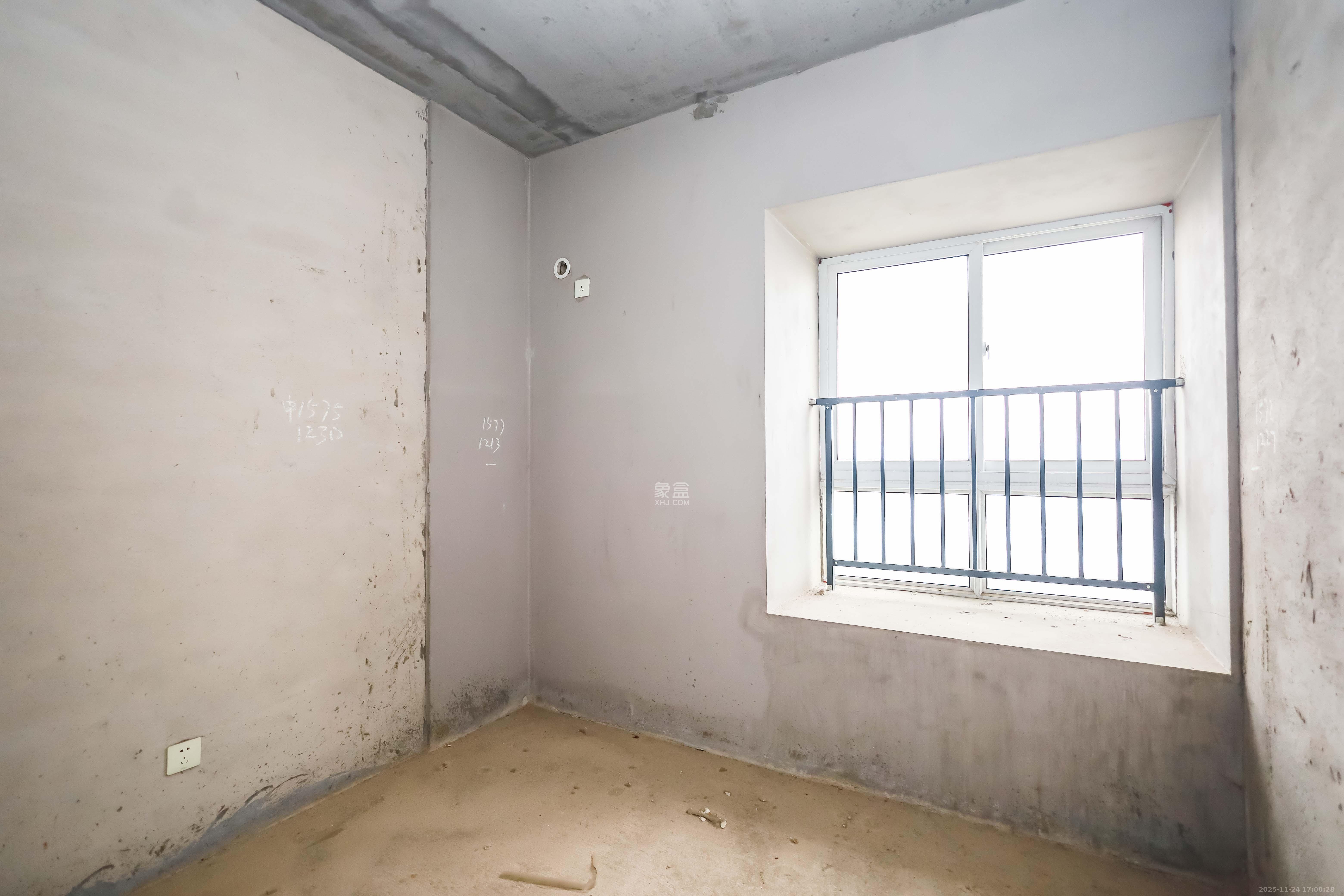 天麓尚层  4室2厅2卫    90.0万卧室