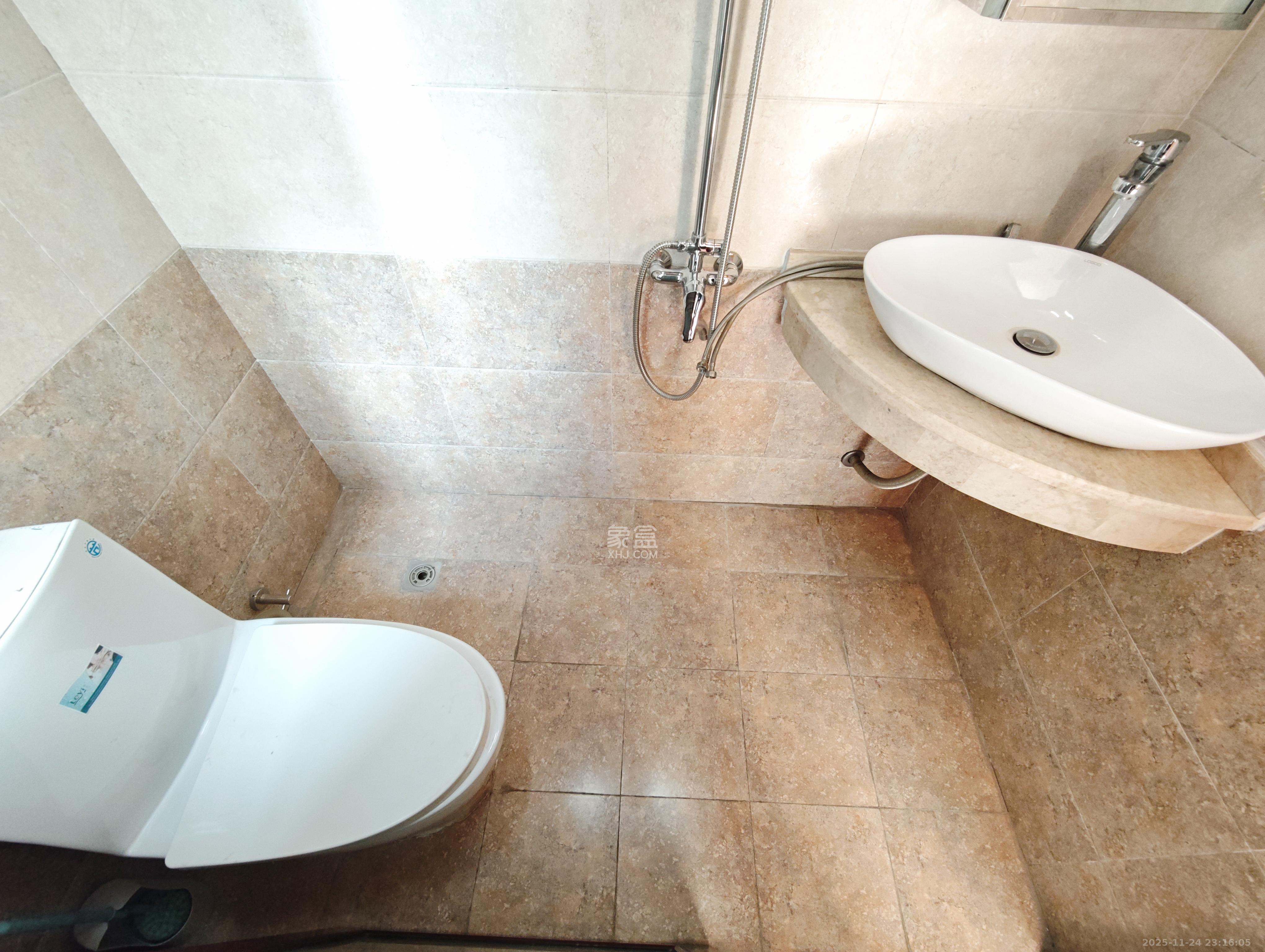 宏聚地中海 3室2厅2卫 86.0万 宏聚地中海 3室2厅2卫 86.0万卫生间