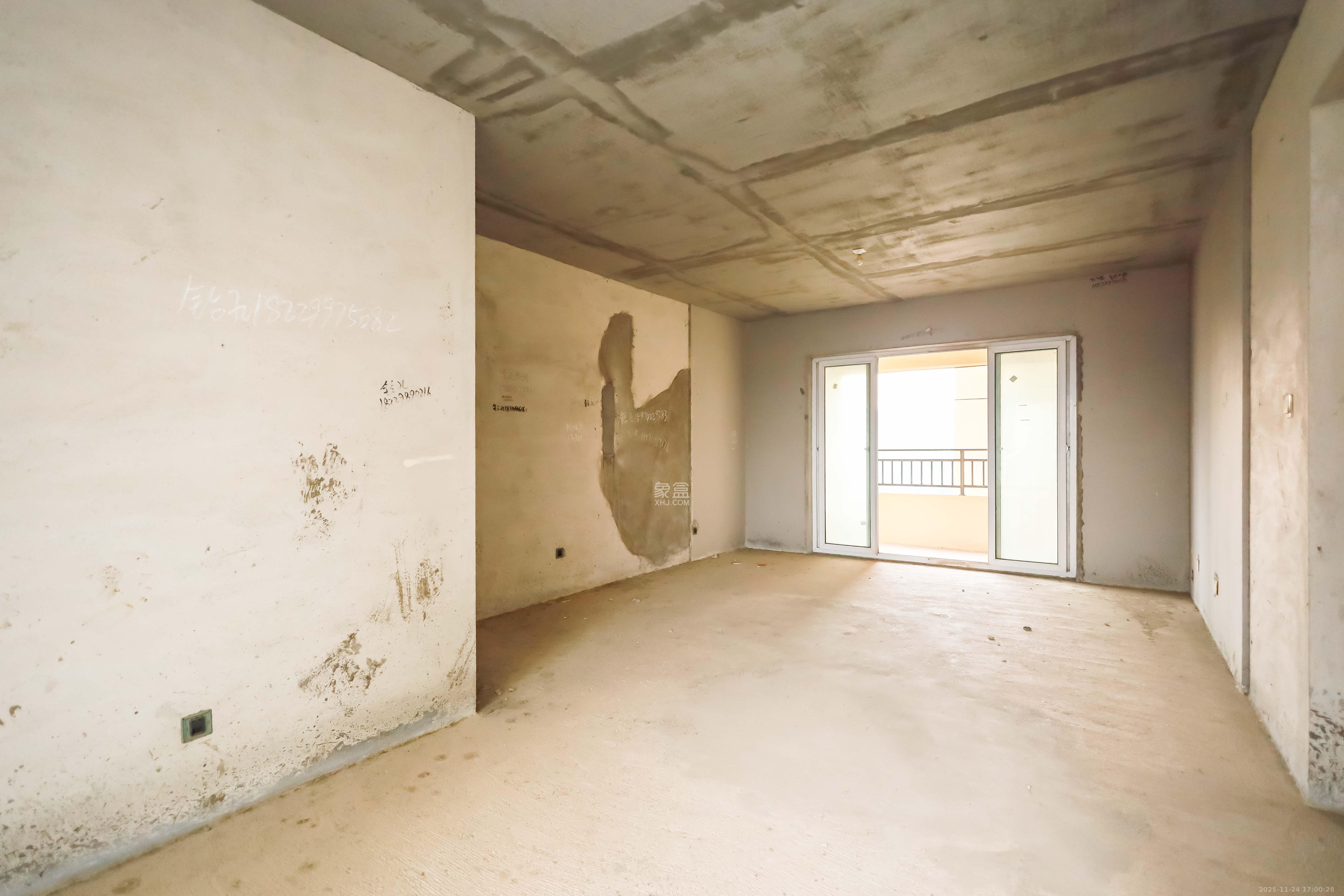 天麓尚层 4室2厅2卫 90.0万 天麓尚层 4室2厅2卫 90.0万客厅