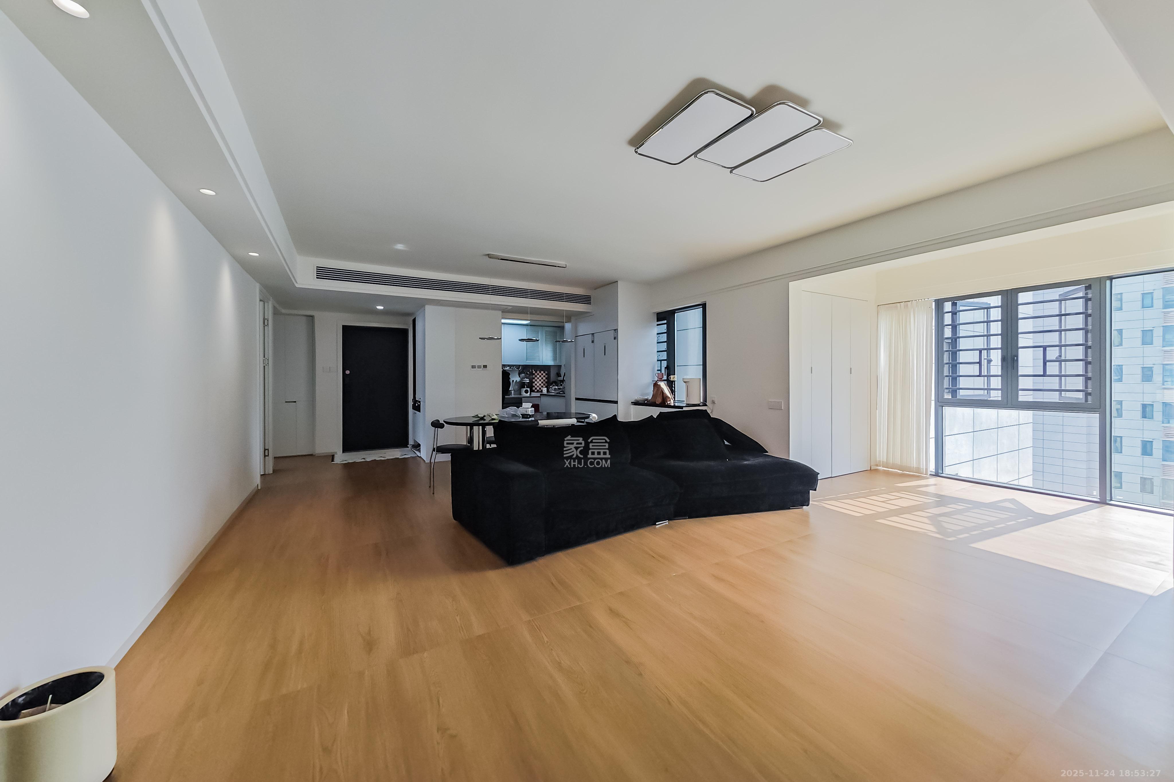 平吉上府 4室2厅2卫 220.0万 平吉上府 4室2厅2卫 220.0万客厅