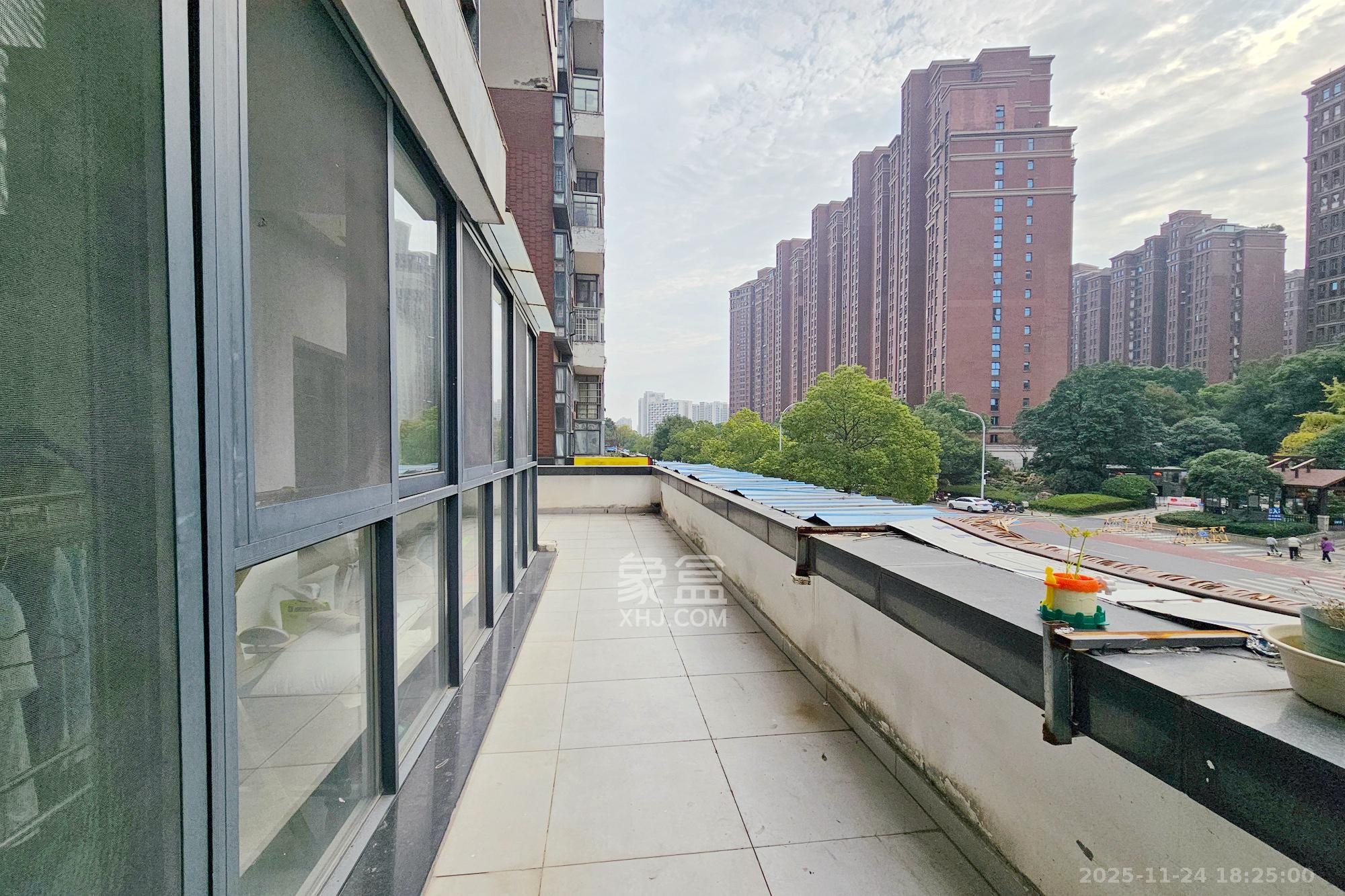 茂华国际湘 3室2厅2卫 150.0万 茂华国际湘 3室2厅2卫 150.0万阳台