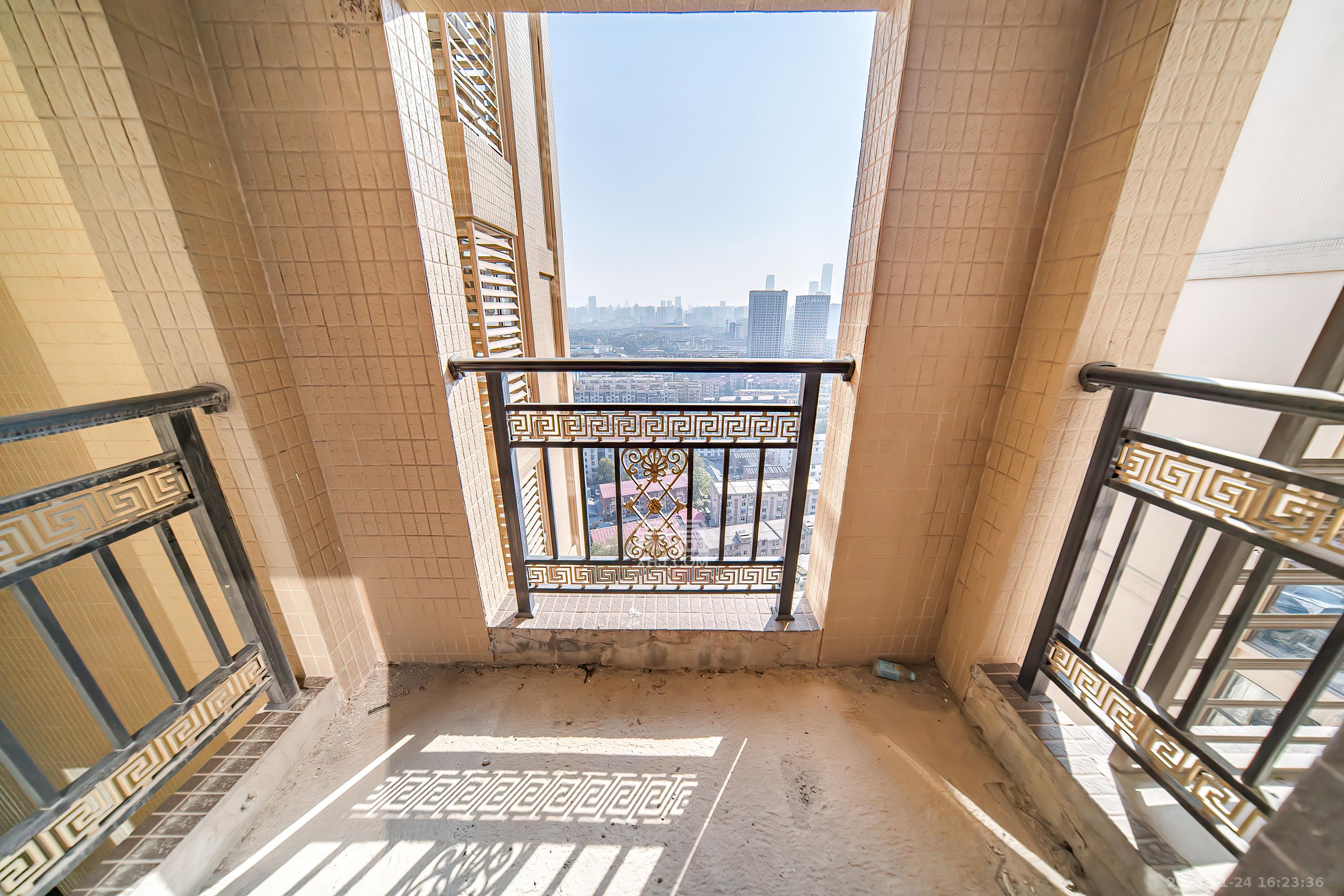 上园商住小区  4室2厅2卫    130.0万阳台