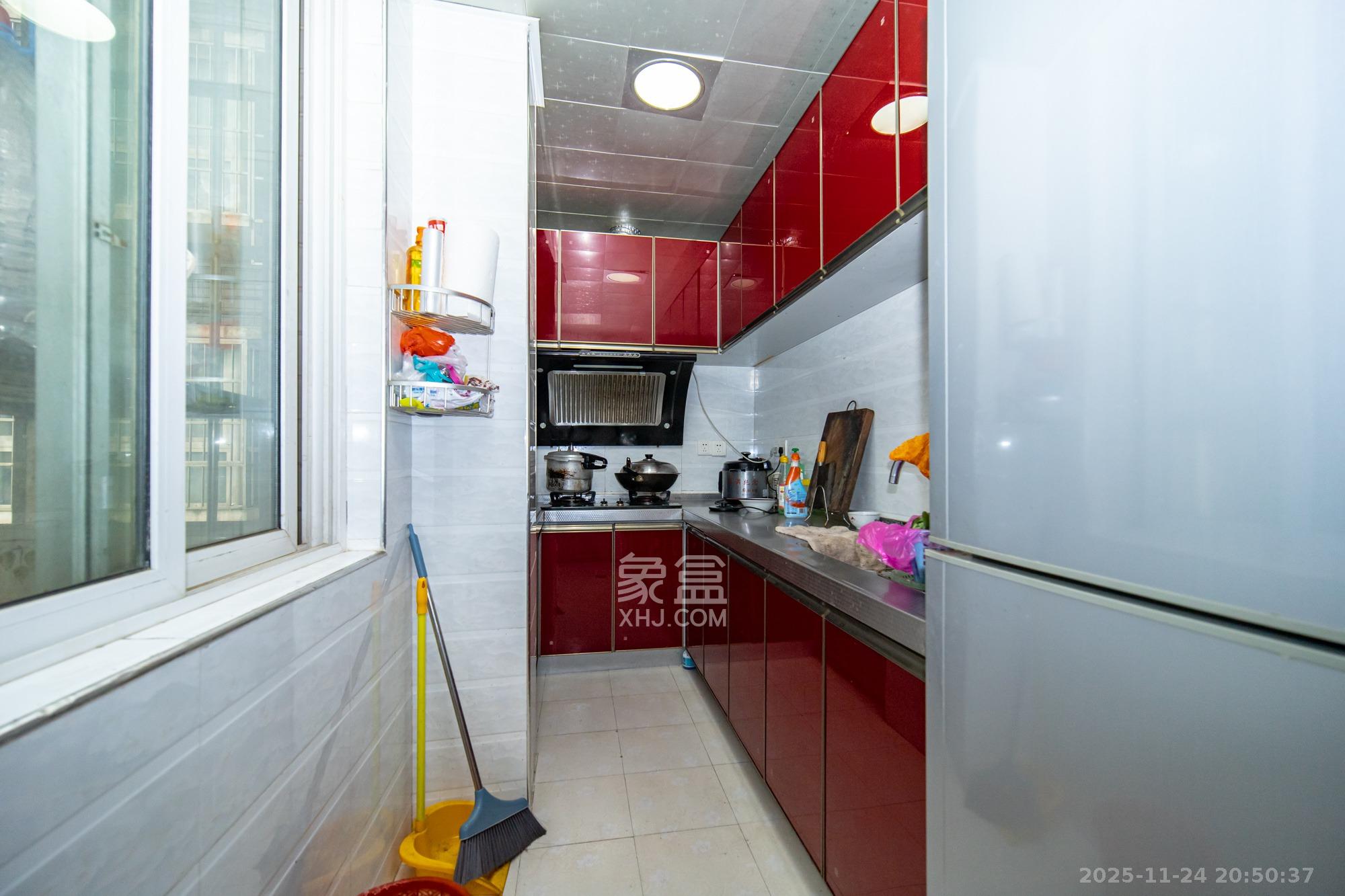 佳美星城 3室2厅1卫 68.0万 佳美星城 3室2厅1卫 68.0万厨房