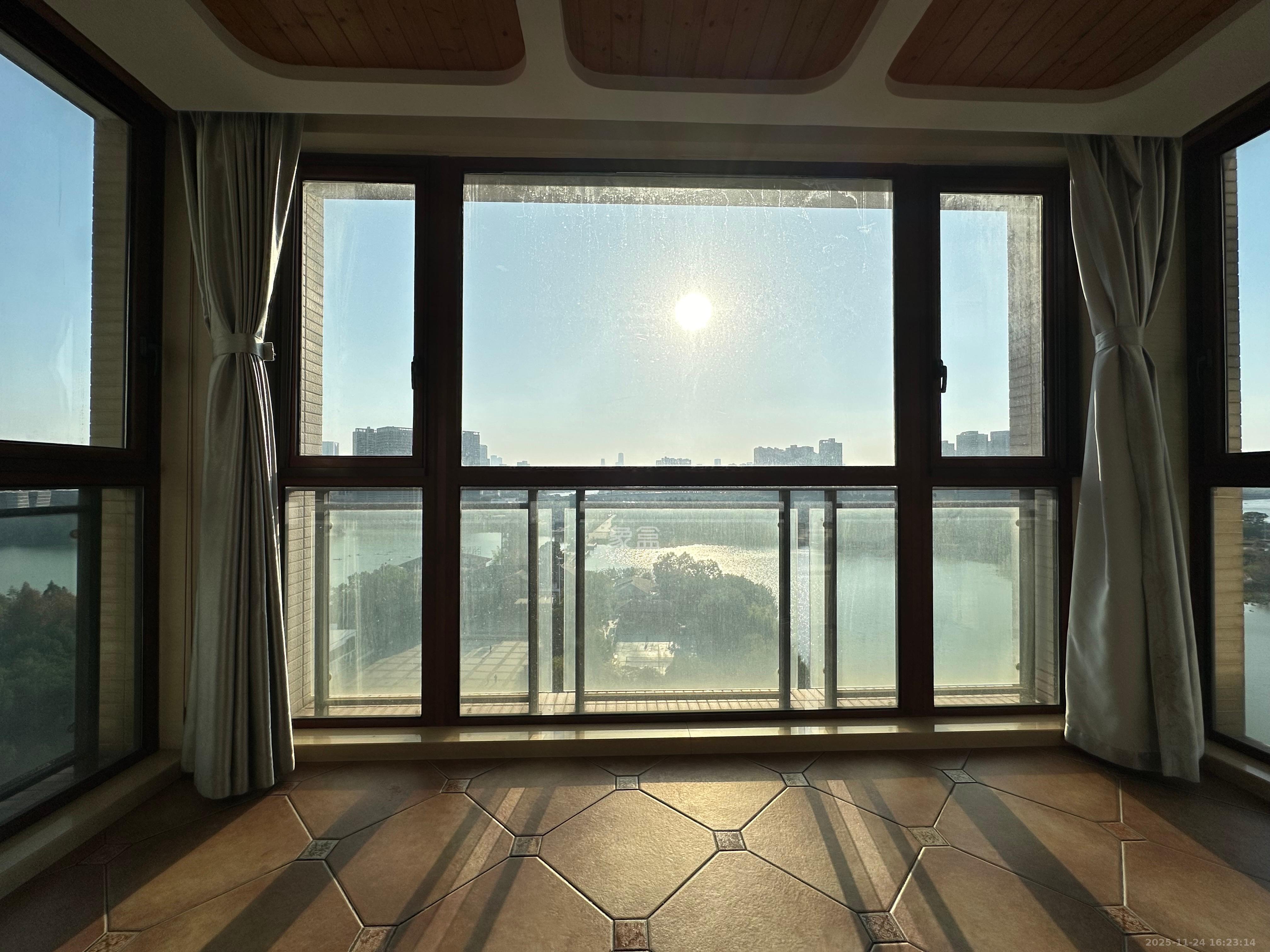 藏珑湖上国际花园  3室2厅2卫    4000.0元/月室内图