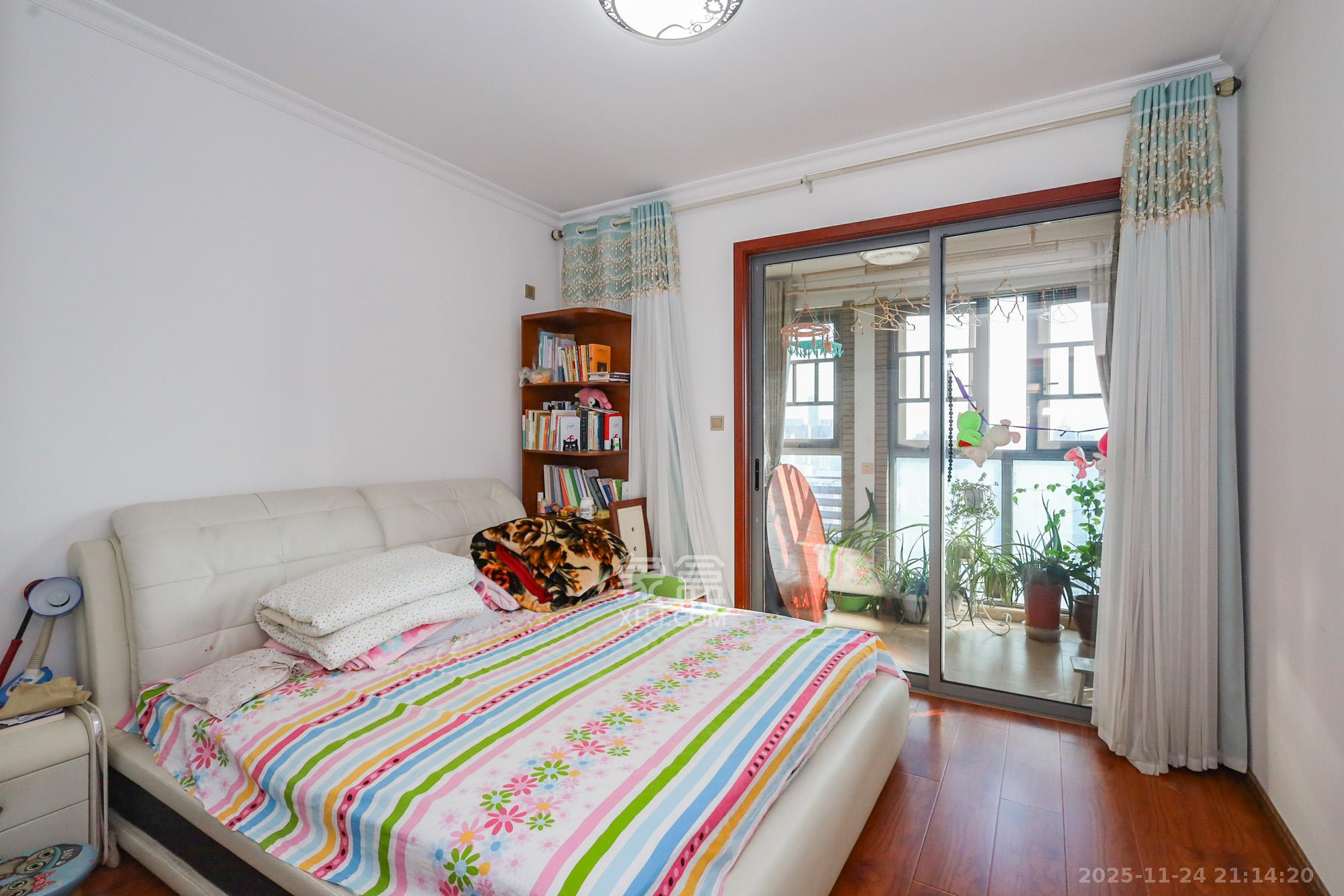 八方小区C区  3室2厅2卫    360.0万卧室