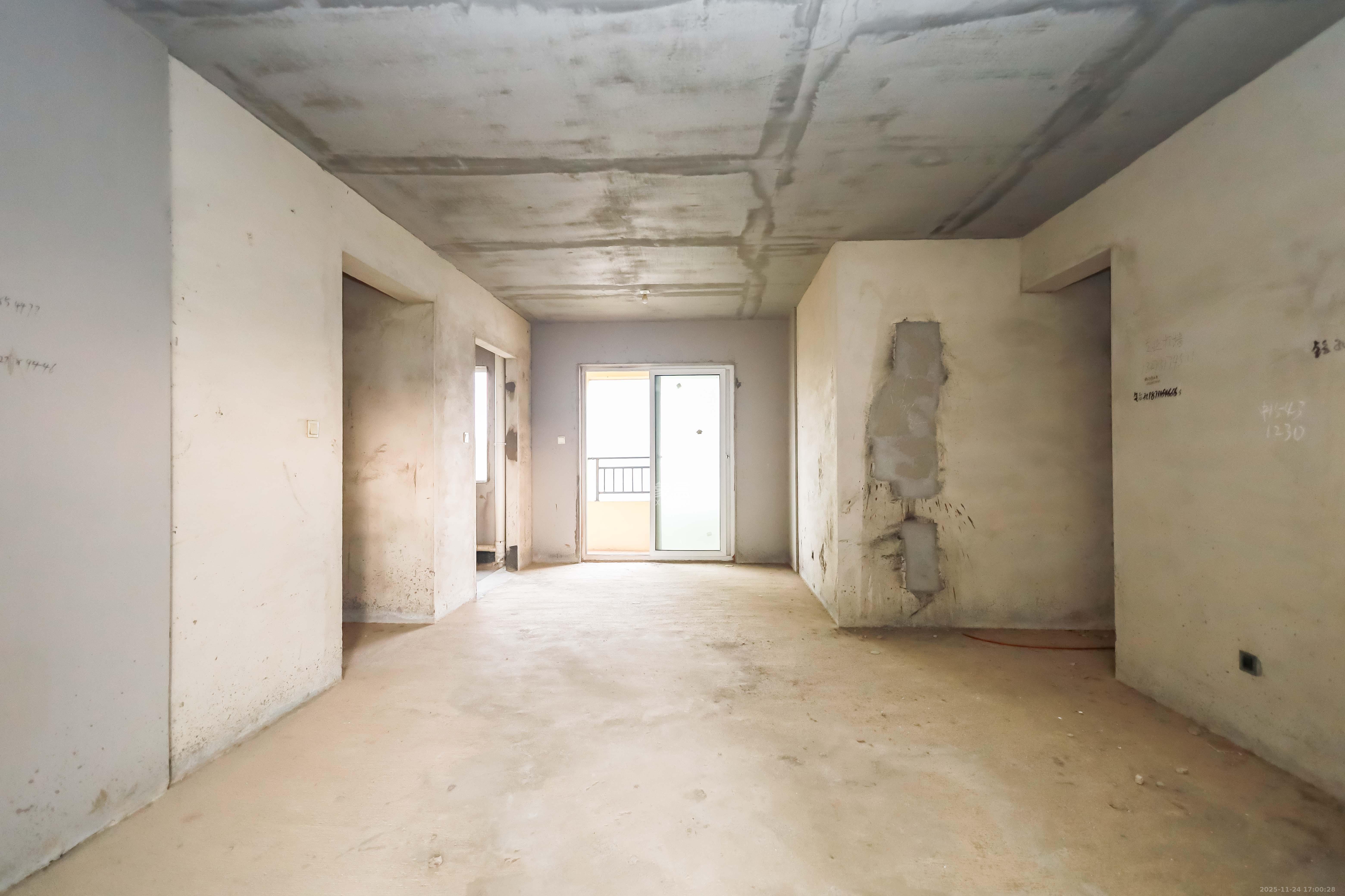 天麓尚层  4室2厅2卫    90.0万客厅