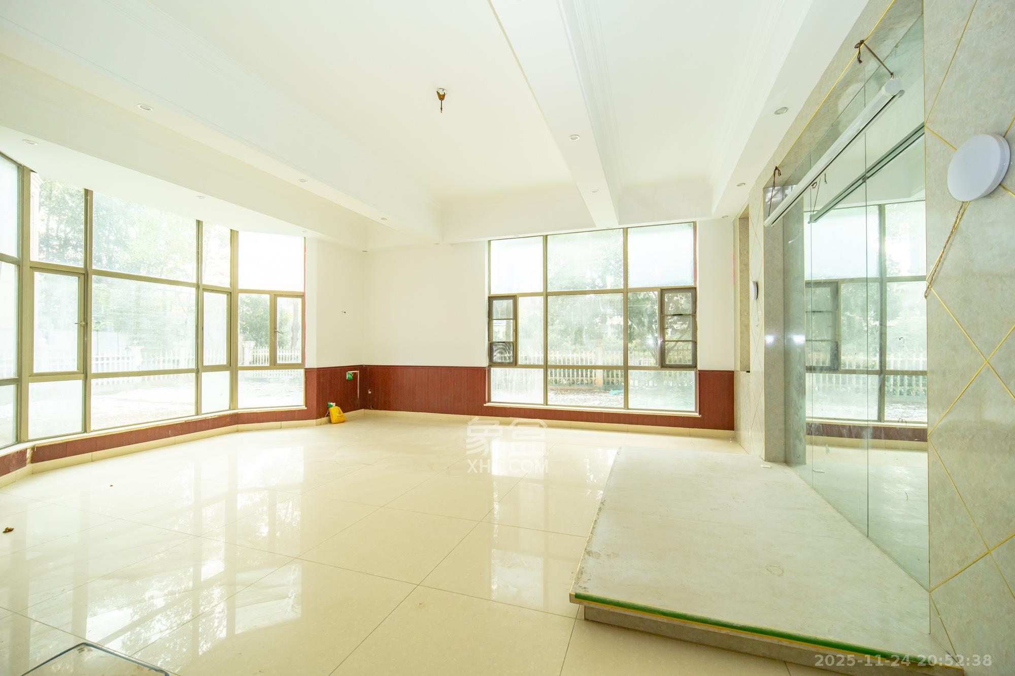 碧桂园威尼斯城 6室4厅4卫 1780.0万 碧桂园威尼斯城 6室4厅4卫 1780.0万客厅