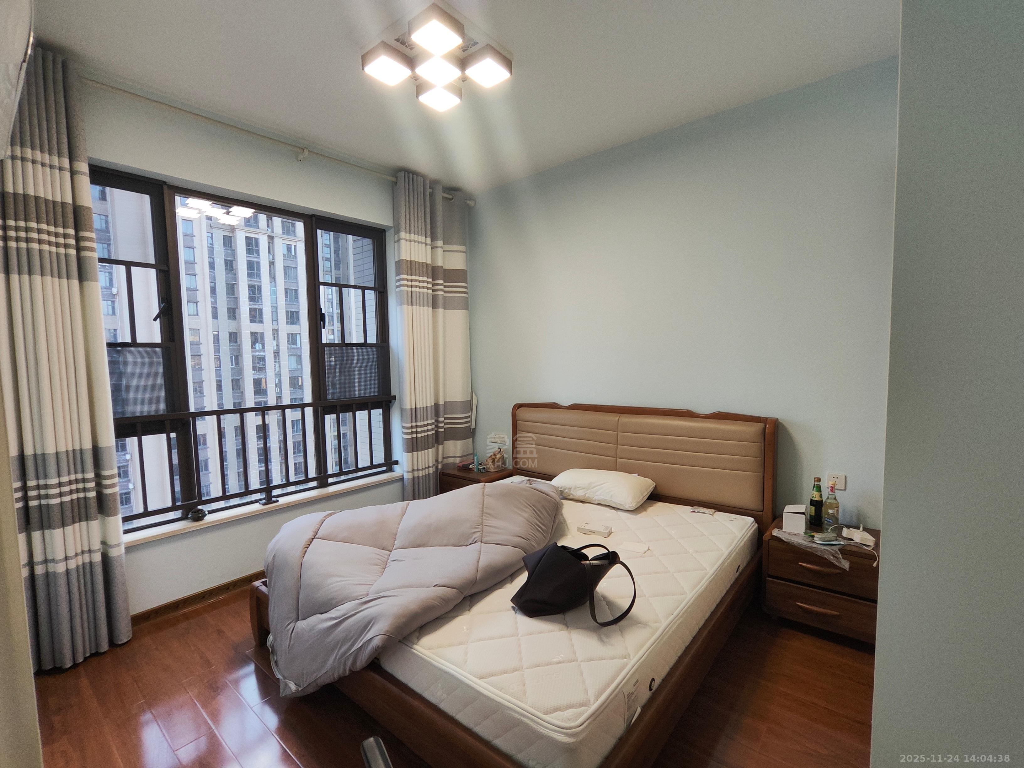 中泰财富湘江  3室2厅1卫    2000.0元/月室内图