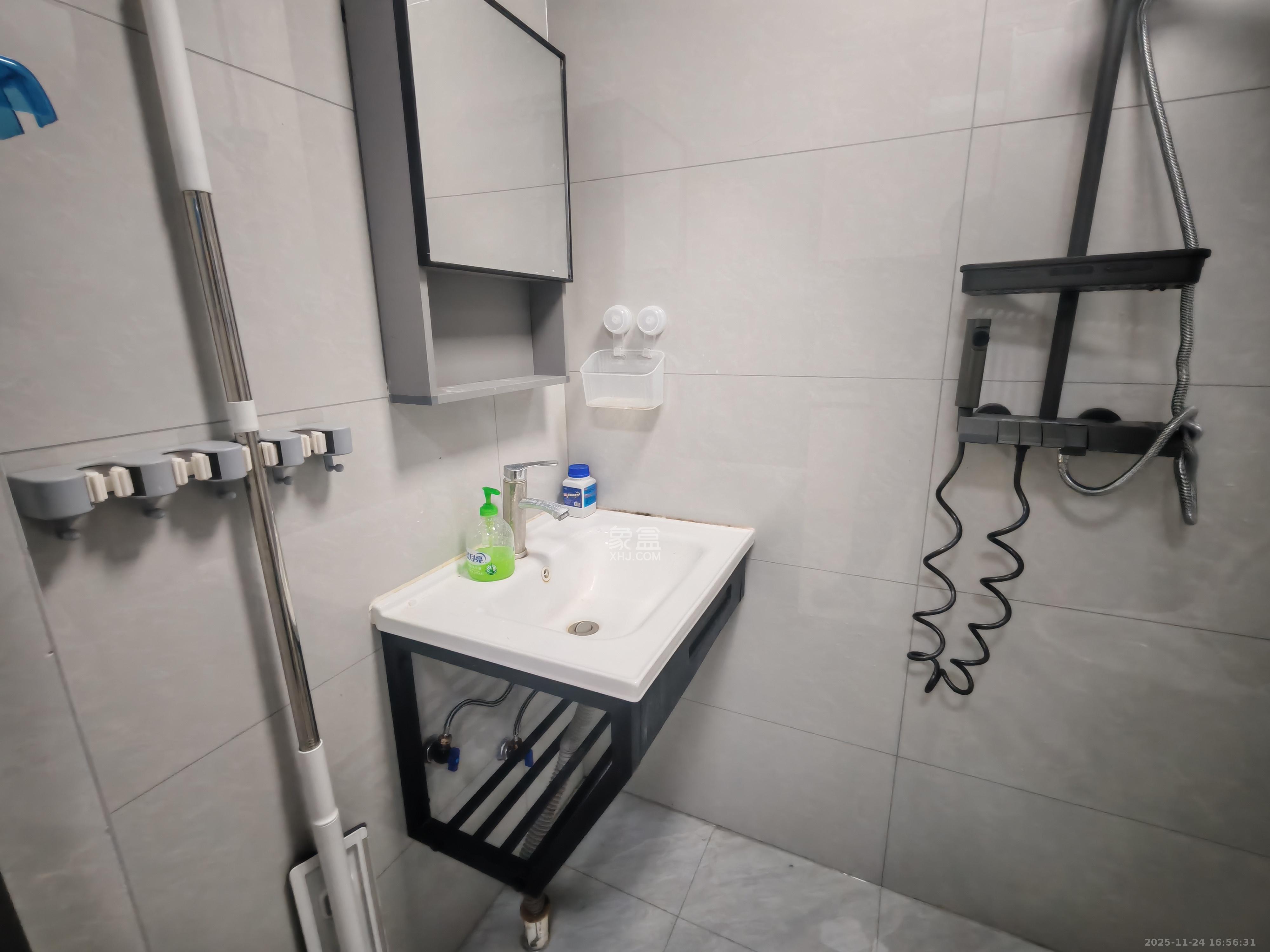 恒大誉府（融誉商业中心）  1室1厅1卫    1700.0元/月室内图