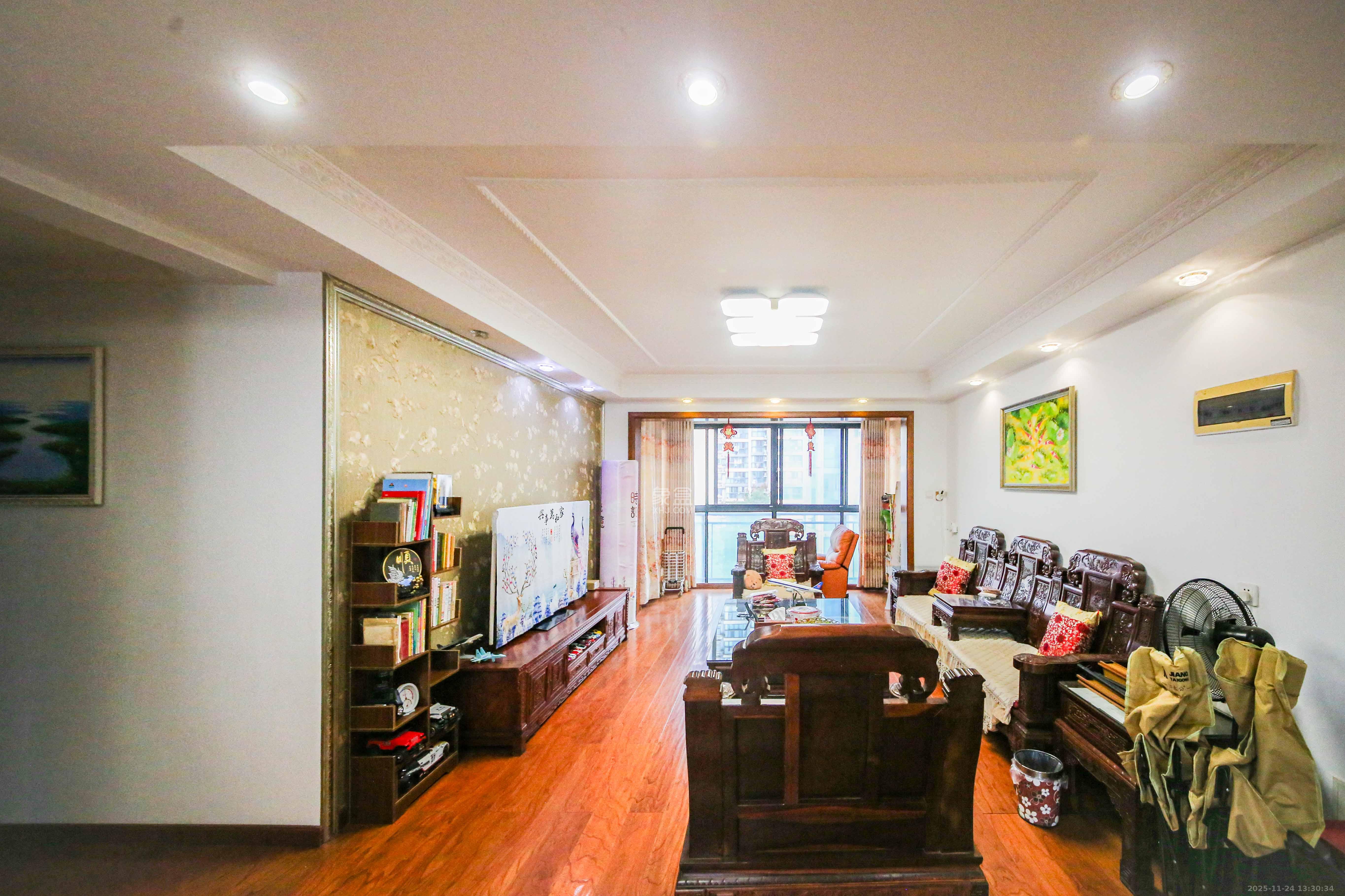 钱隆学府一、二期  3室2厅2卫    105.0万客厅