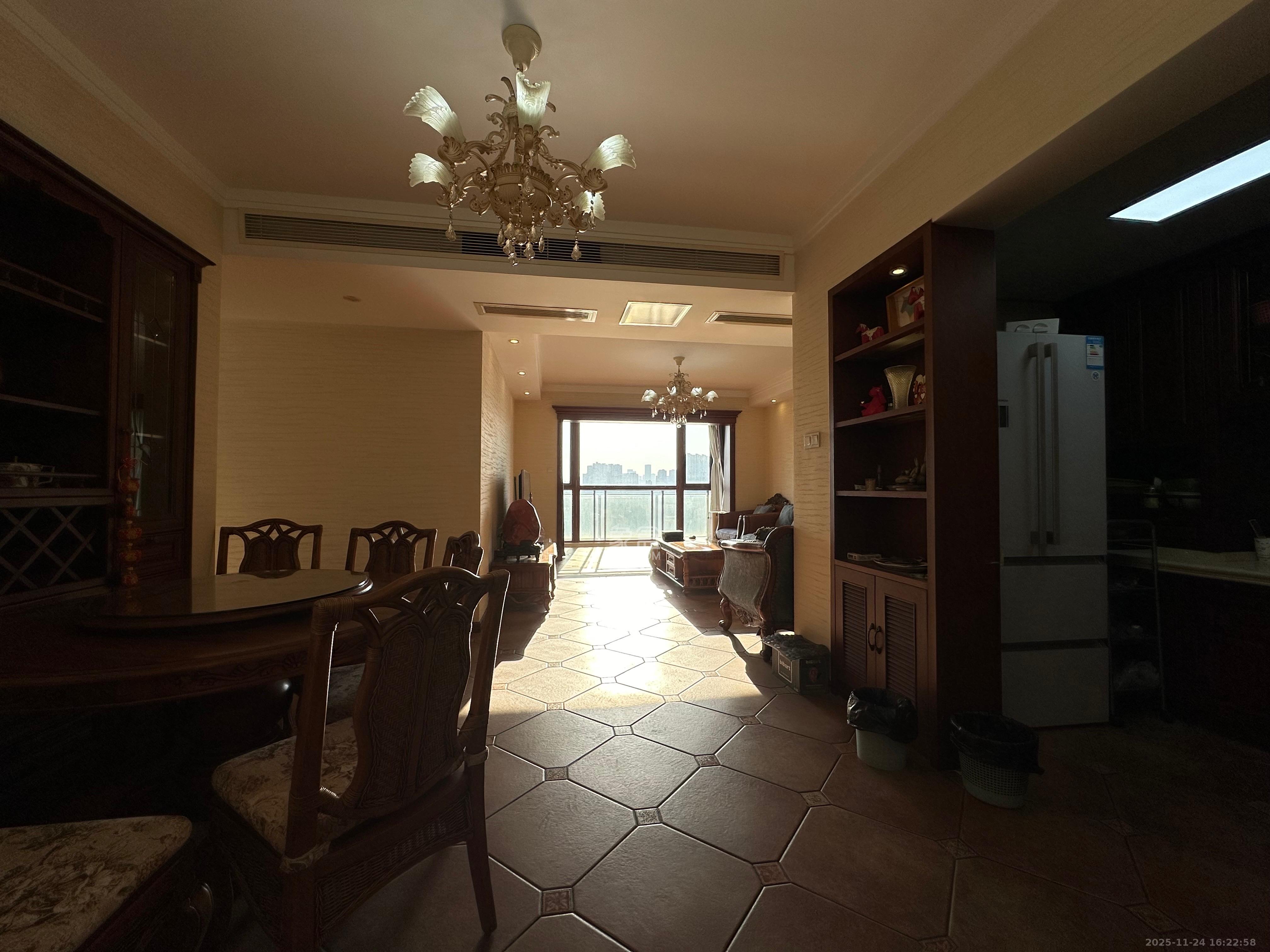 藏珑湖上国际花园  3室2厅2卫    4000.0元/月室内图