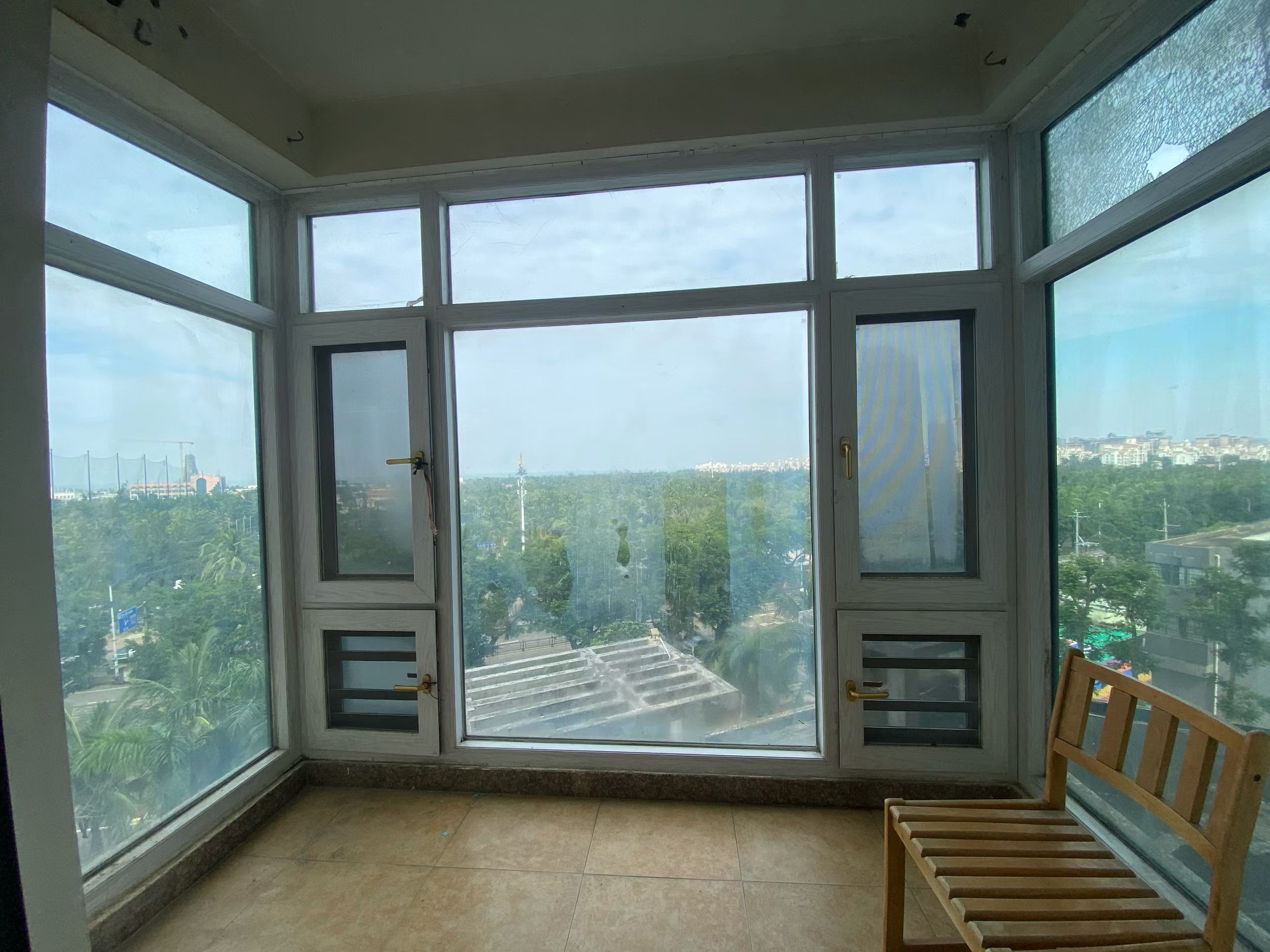 花开四季连锁酒店  2室2厅1卫    88.0万客厅