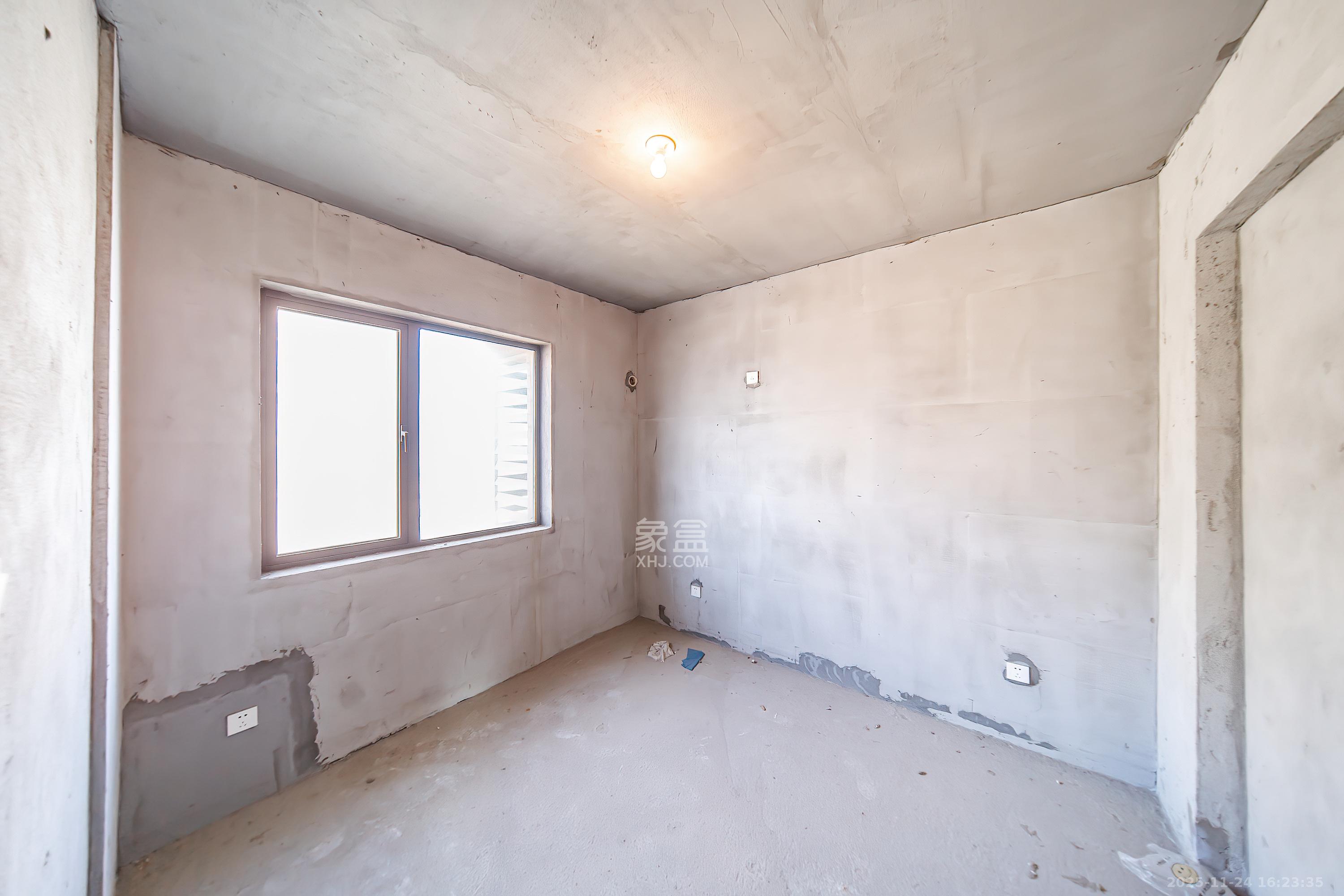 上园商住小区  4室2厅2卫    130.0万卧室