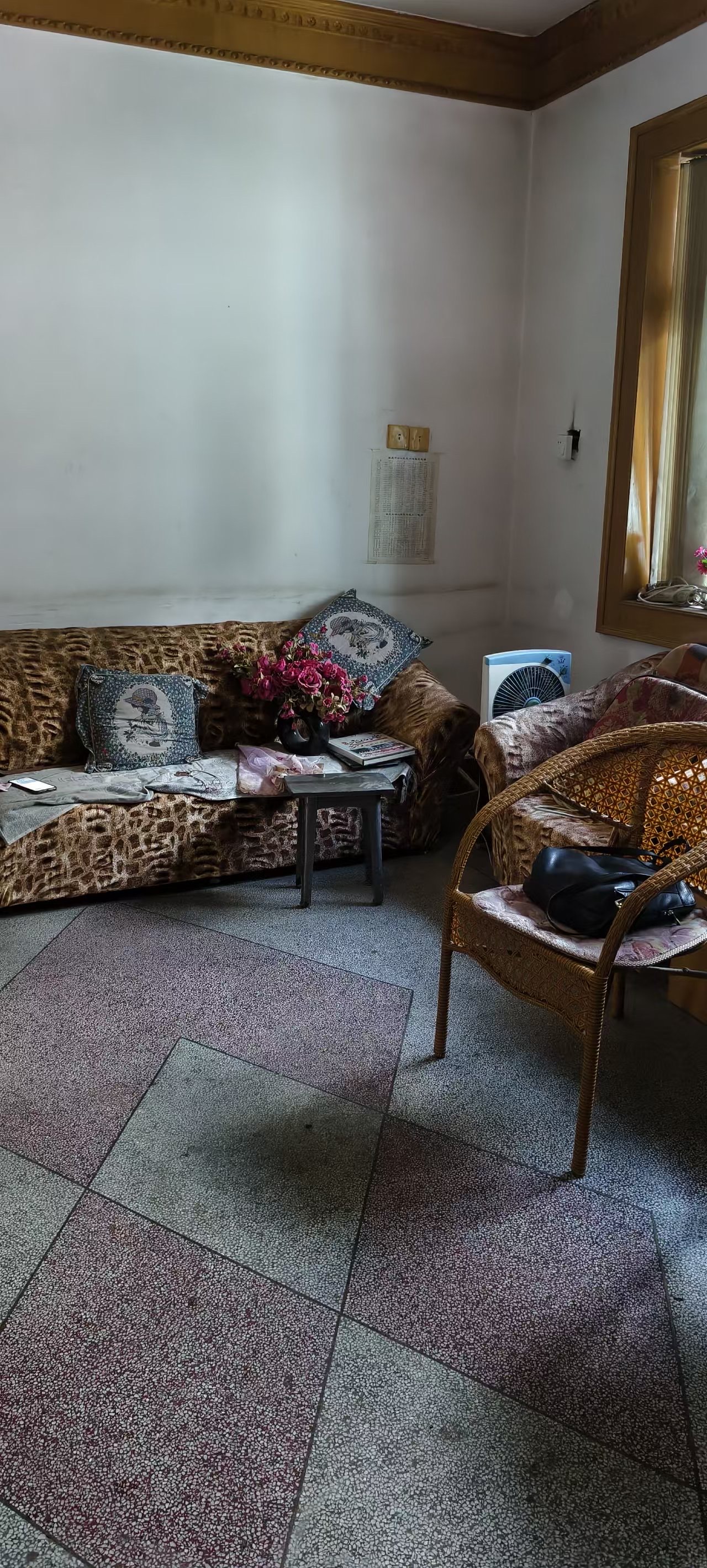 市中心医院家属区 3室2厅2卫 61.8万 市中心医院家属区 3室2厅2卫 61.8万客厅