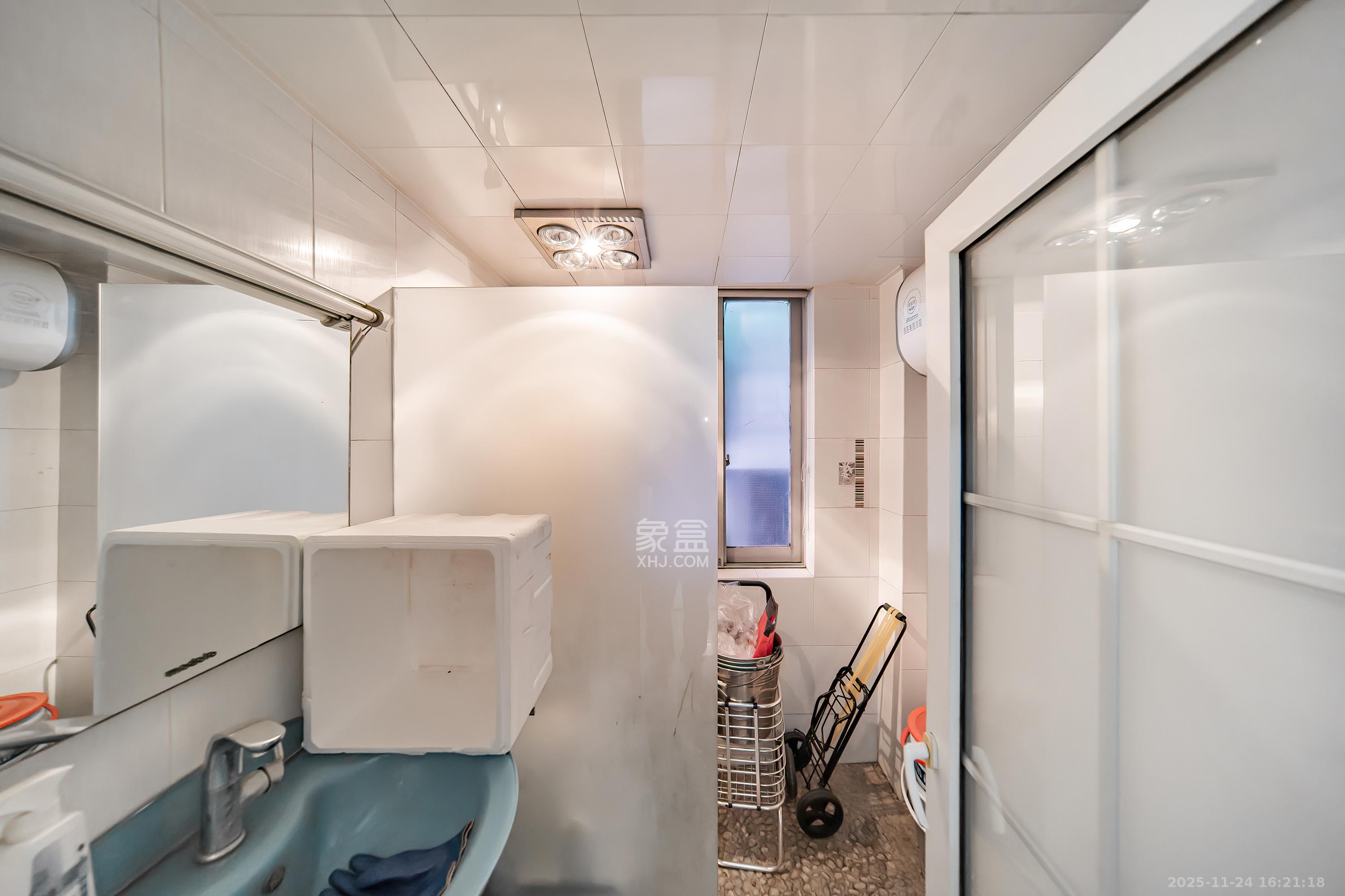 金帆小区  3室2厅2卫    79.8万卫生间