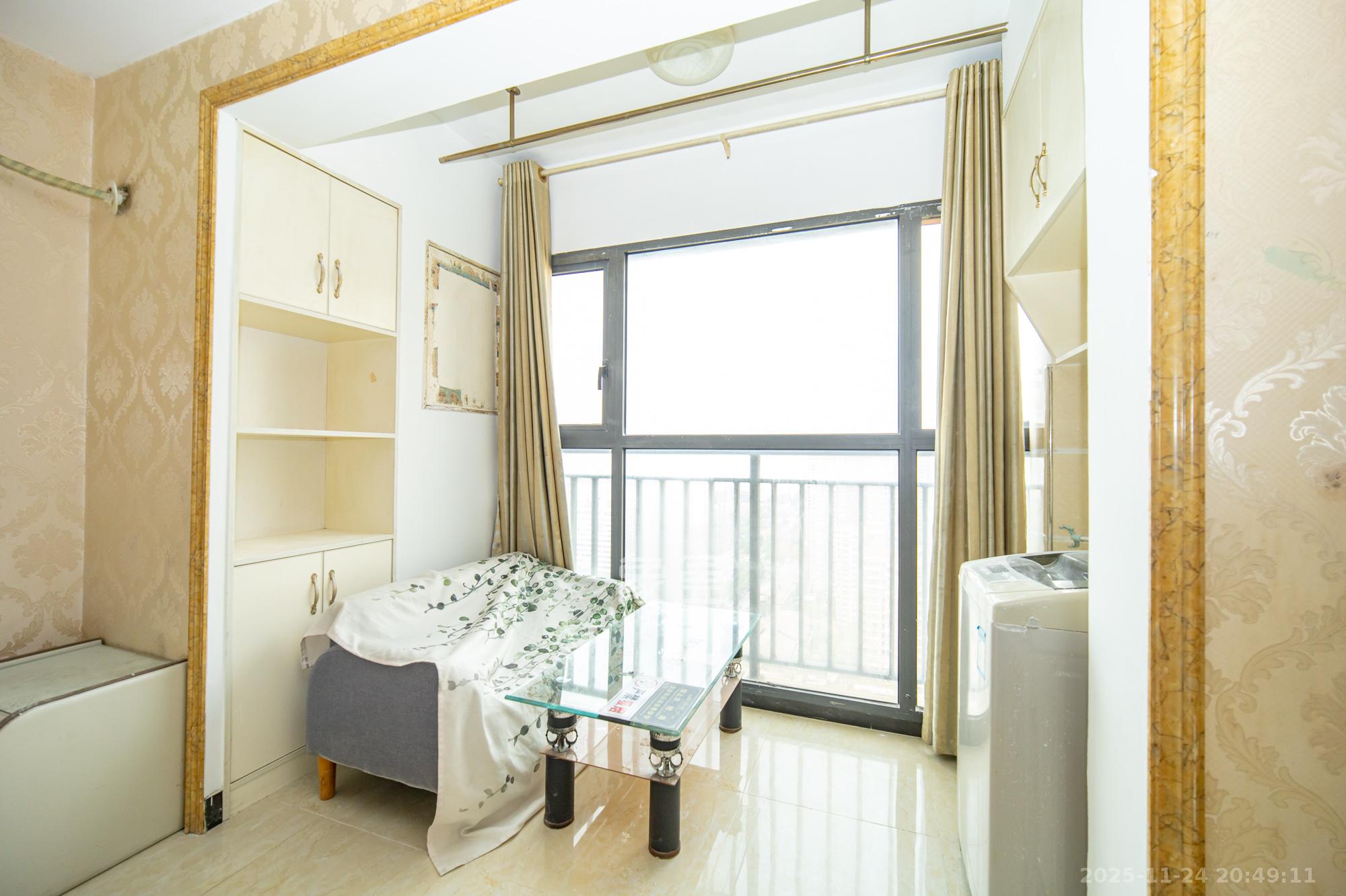 华润五彩城  1室1厅1卫    21.8万阳台