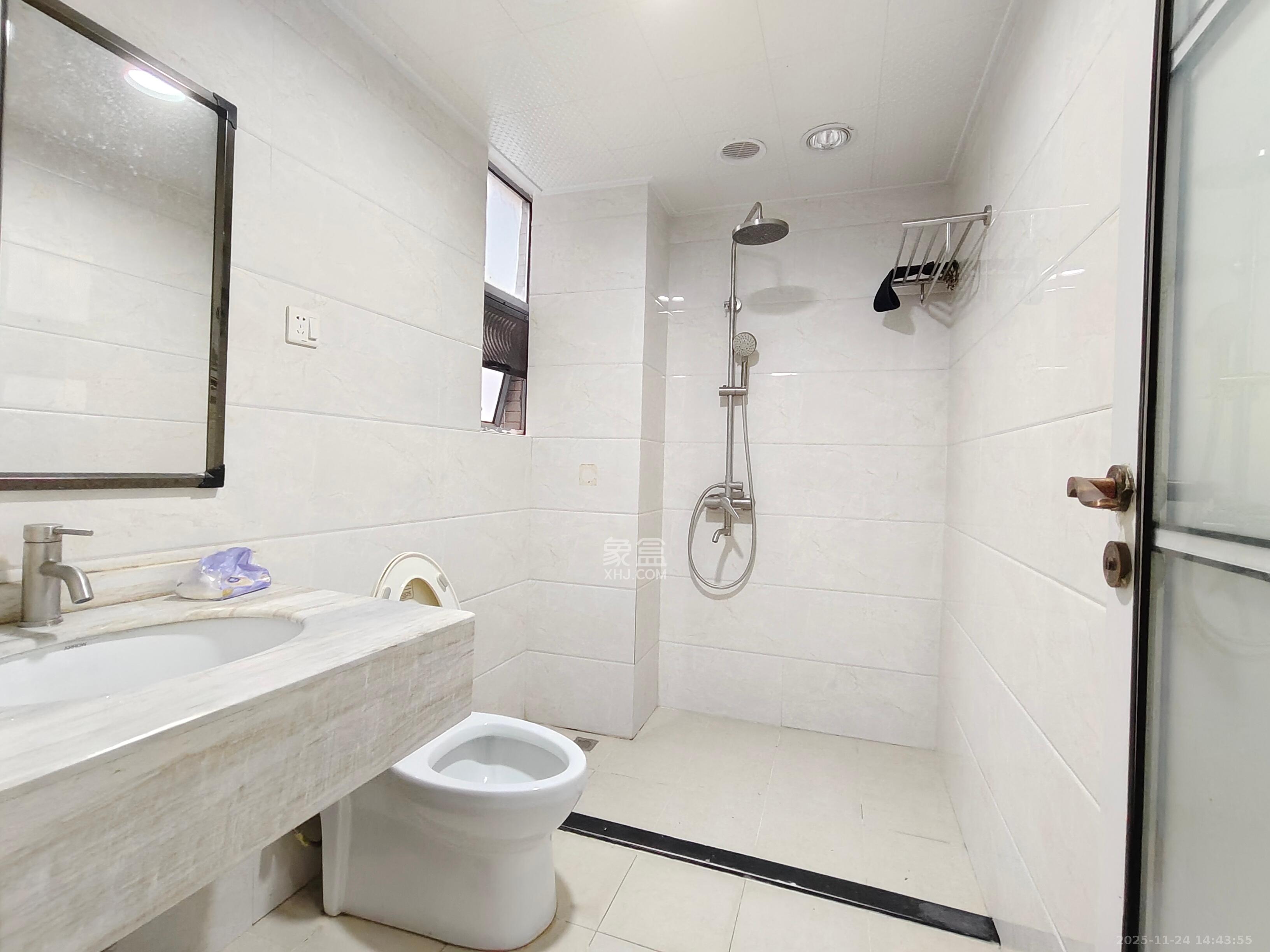 银港水晶城  3室2厅2卫    2800.0元/月