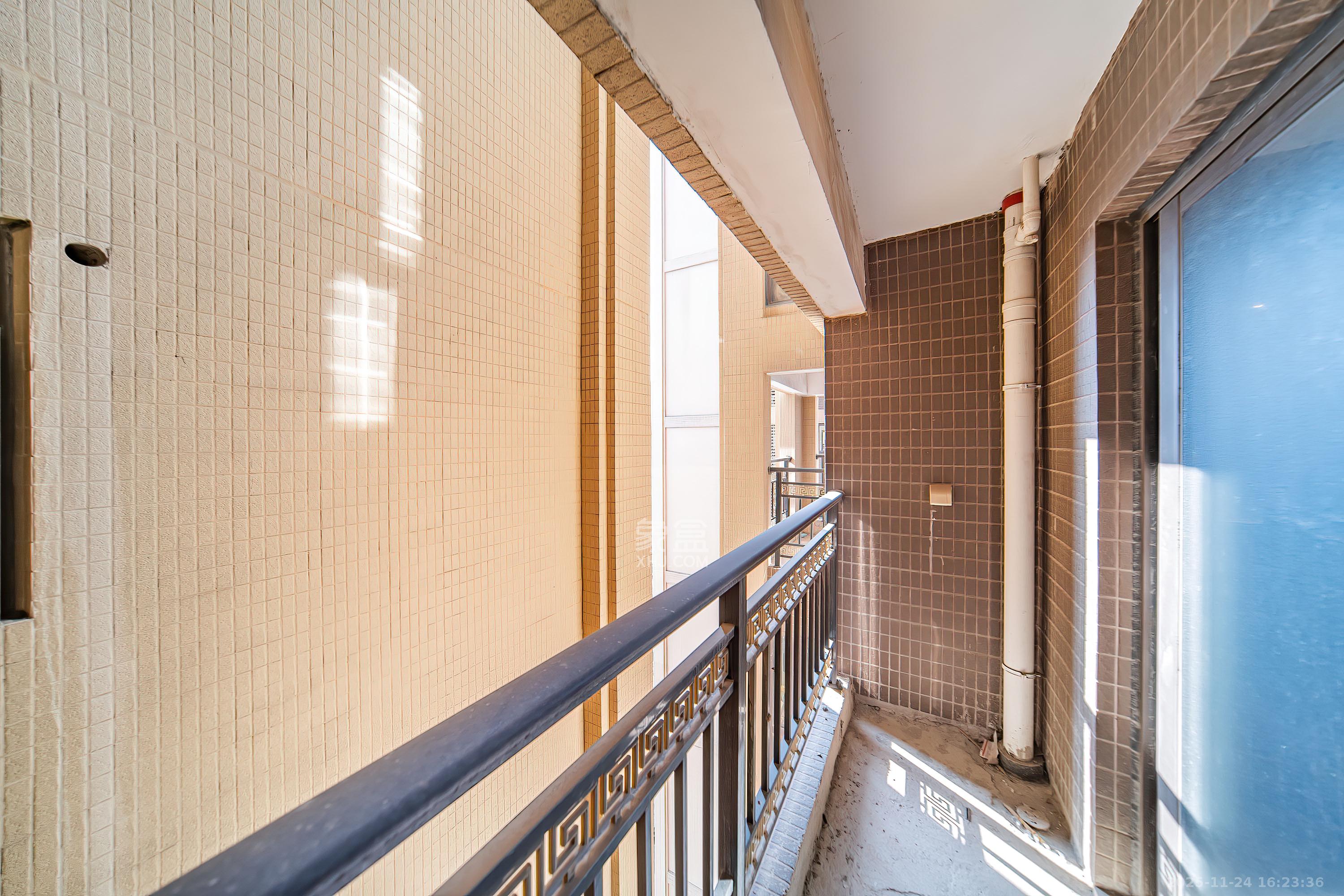 上园商住小区  4室2厅2卫    130.0万阳台