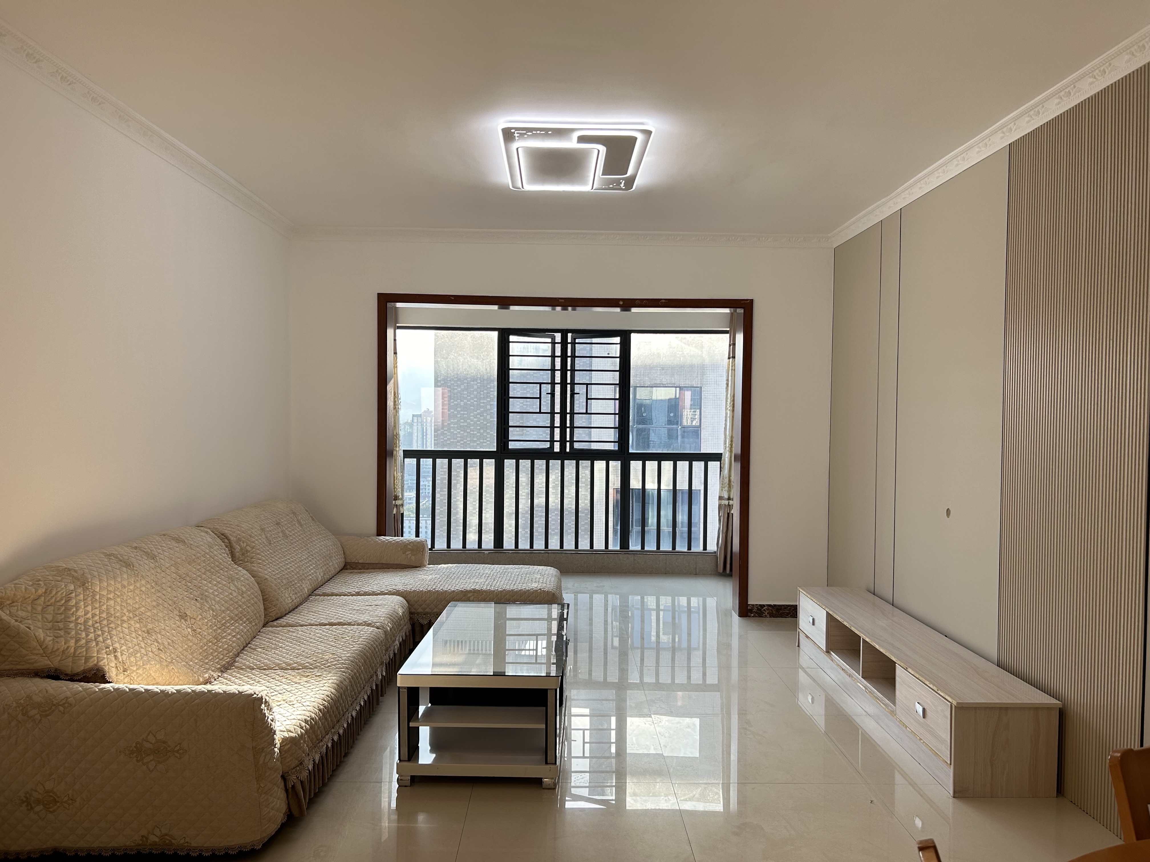 逸臣中央  3室2厅1卫    2000.0元/月