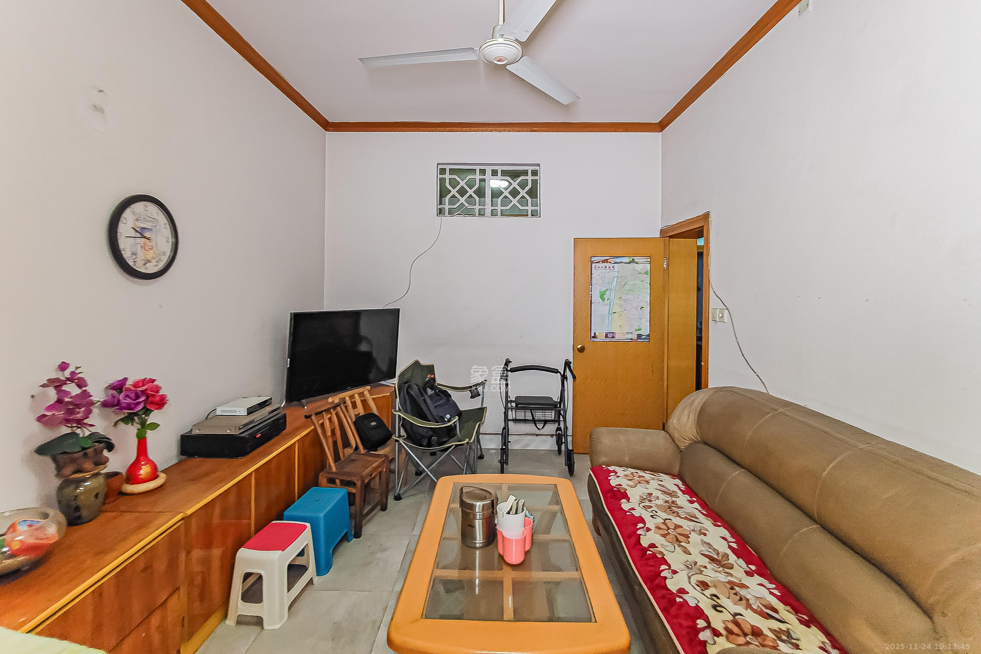 测绘小区  2室1厅1卫    43.8万客厅